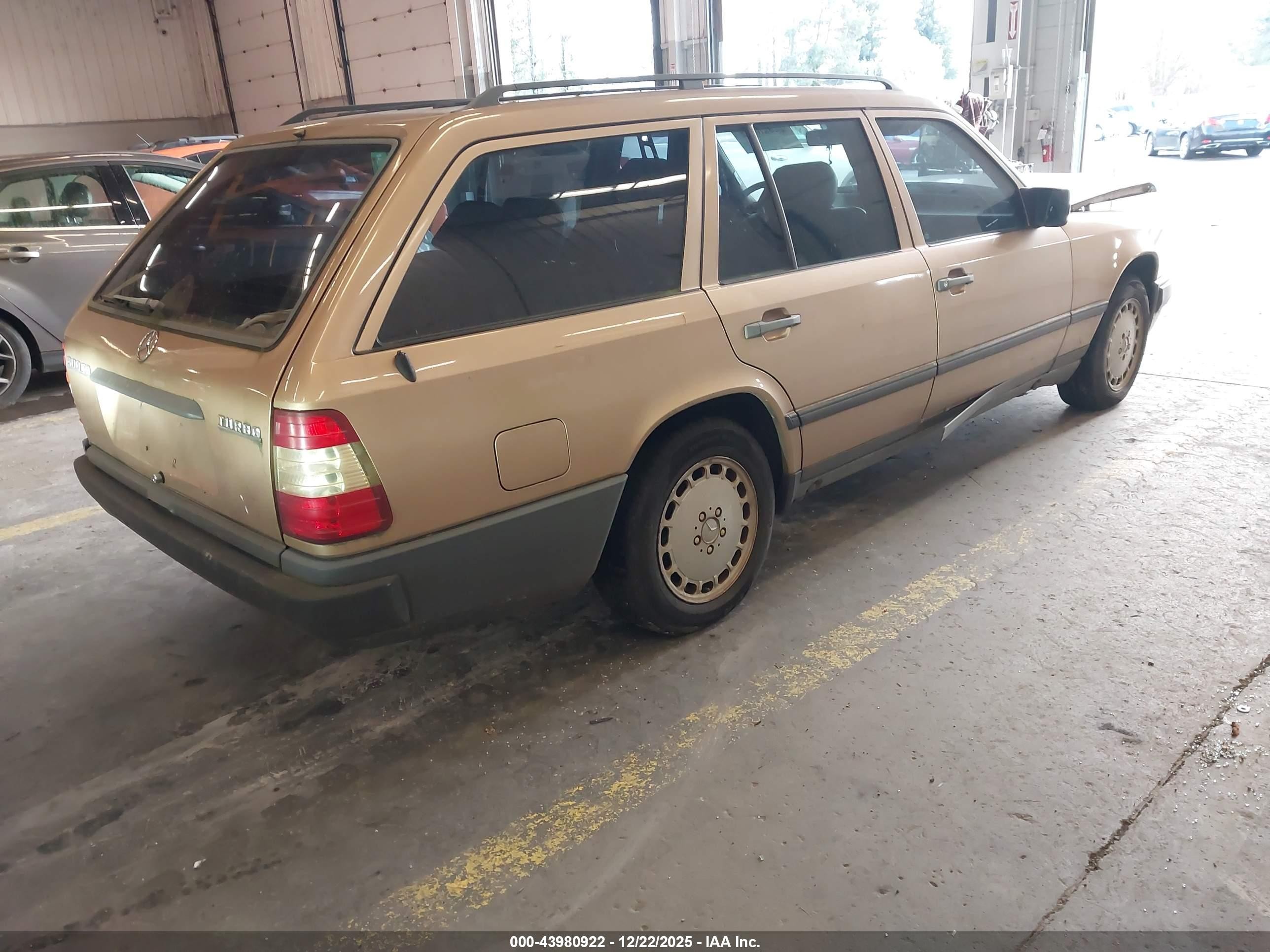 1987 Mercedes-benz 300 Tdt Золотой vin: WDBEB93D0HF027337