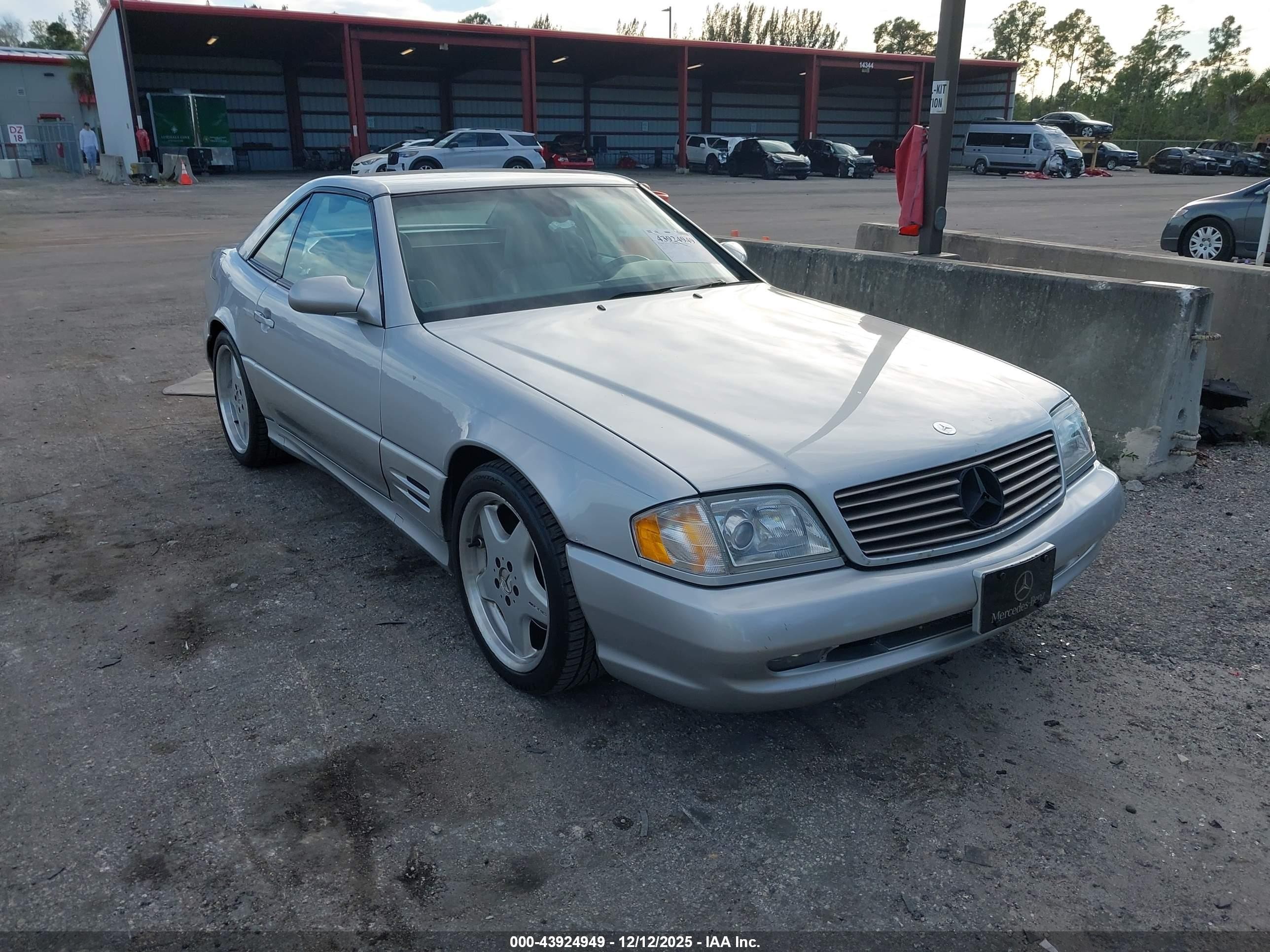 2001 Mercedes-benz Sl 500   Silver vin: WDBFA68F41F200069