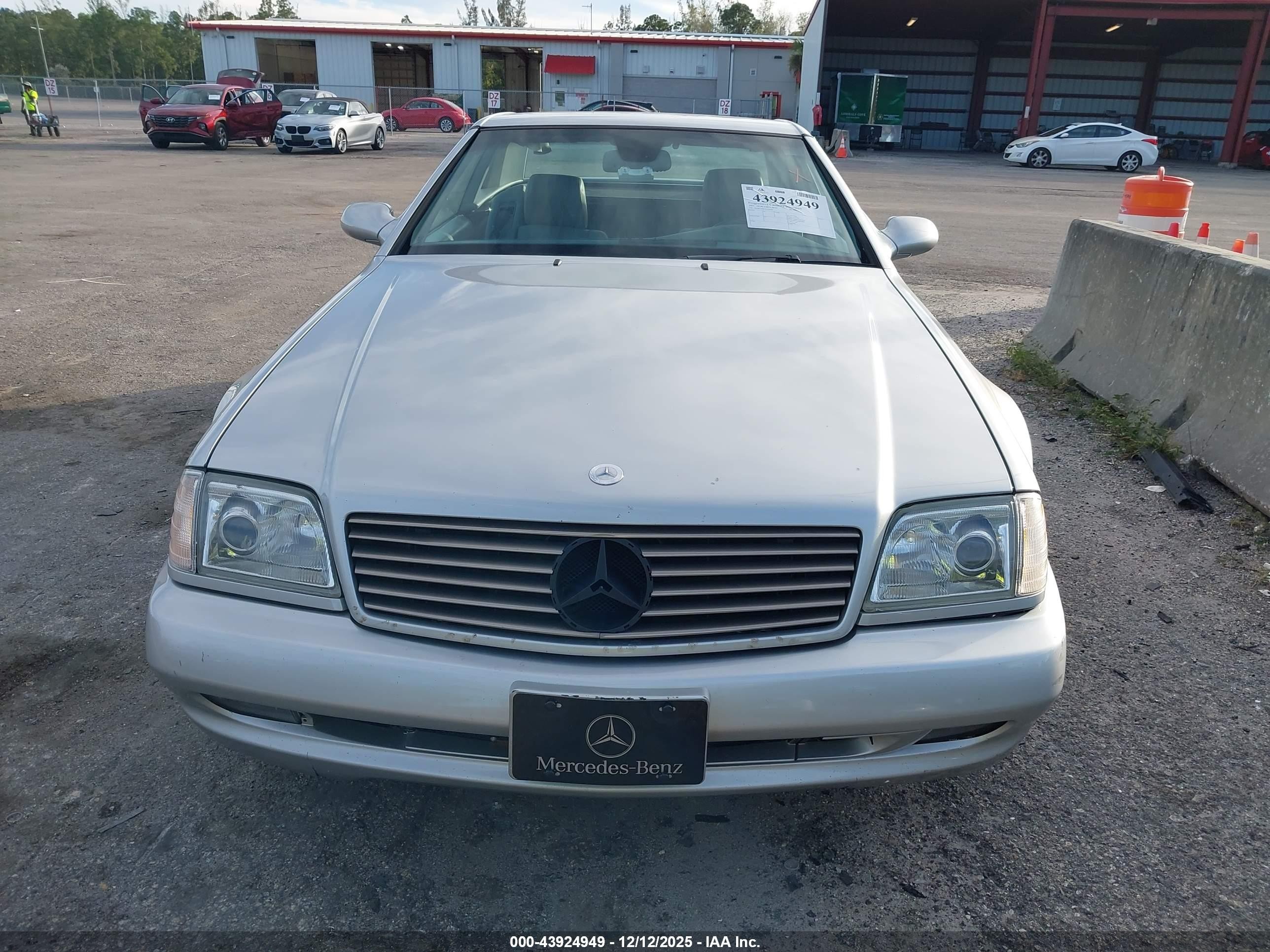 2001 Mercedes-benz Sl 500   Silver vin: WDBFA68F41F200069