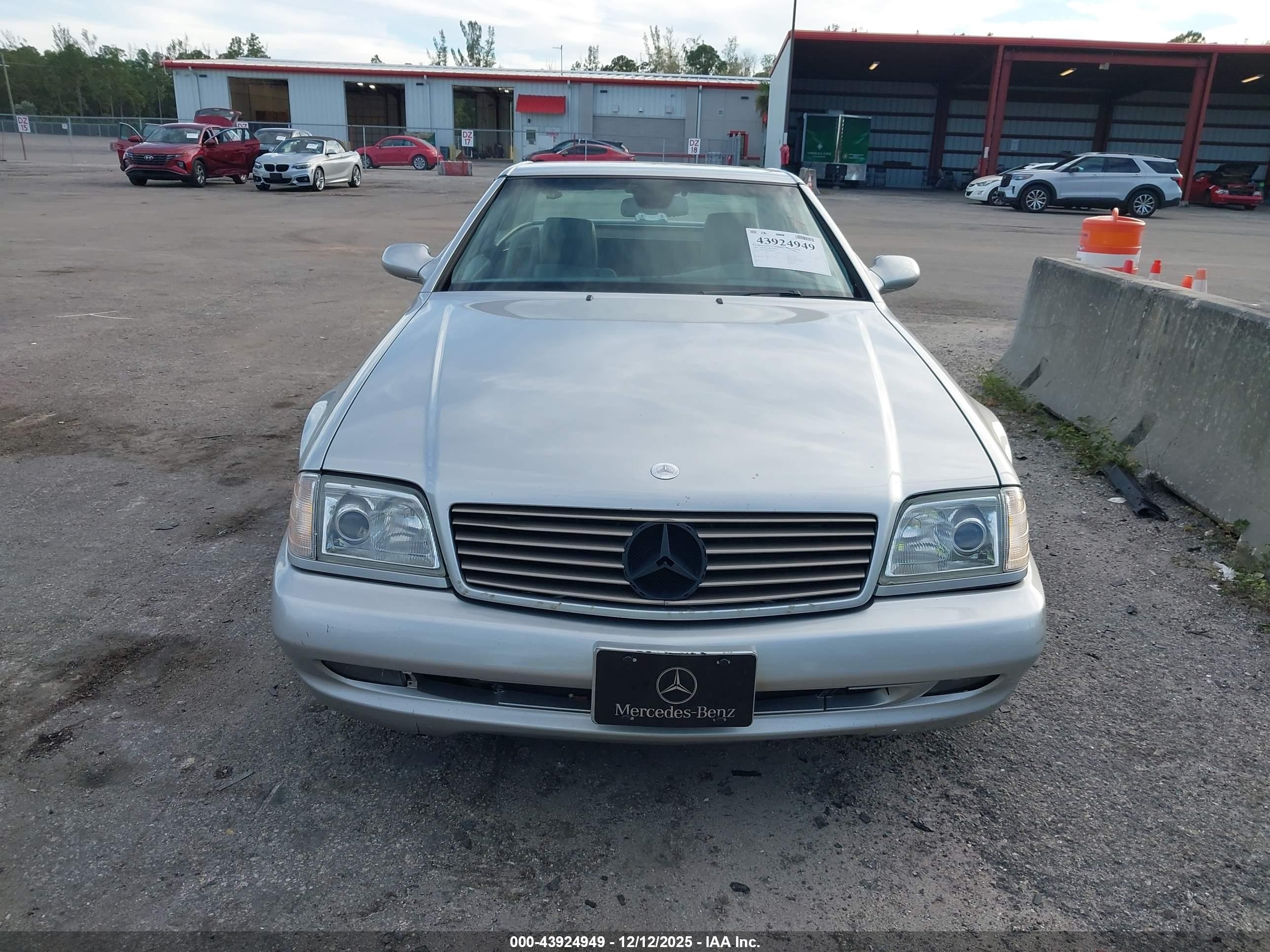 2001 Mercedes-benz Sl 500   Silver vin: WDBFA68F41F200069