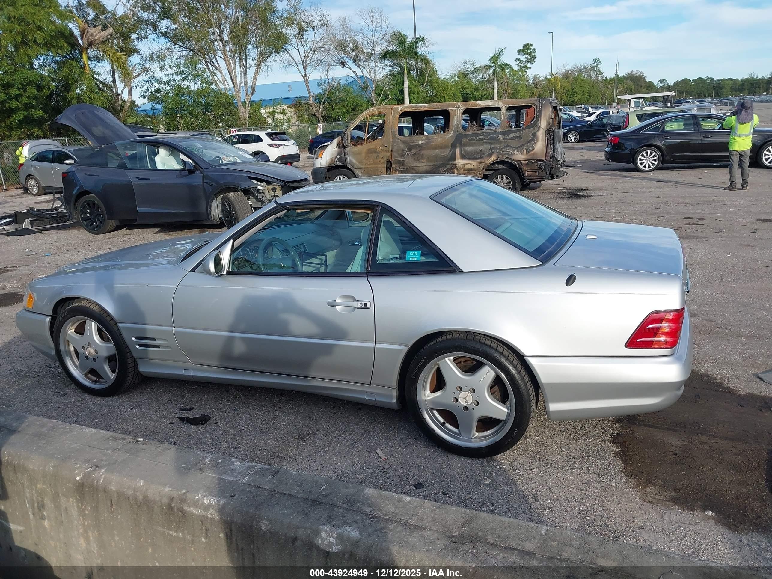 2001 Mercedes-benz Sl 500   Silver vin: WDBFA68F41F200069