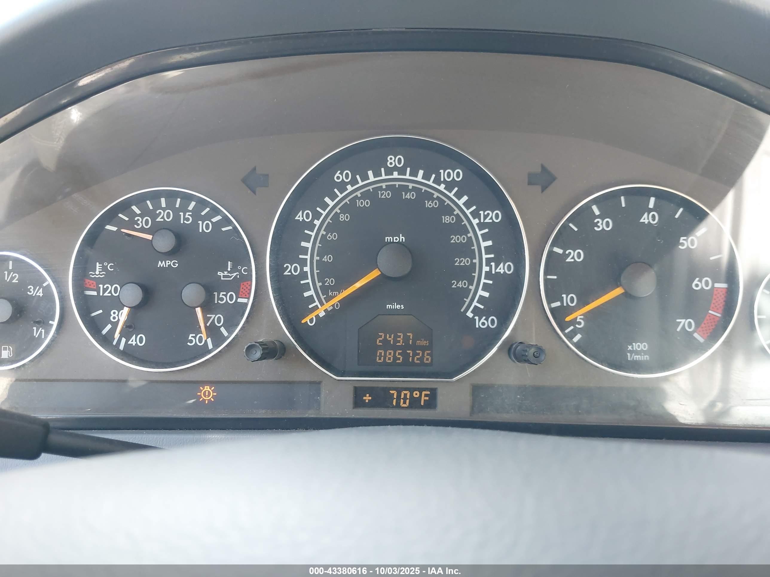 2002 Mercedes-benz Sl 500   White vin: WDBFA68F52F201300