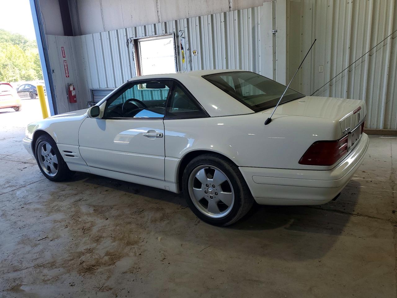 2000 Mercedes-benz Sl 500 White vin: WDBFA68F9YF192593