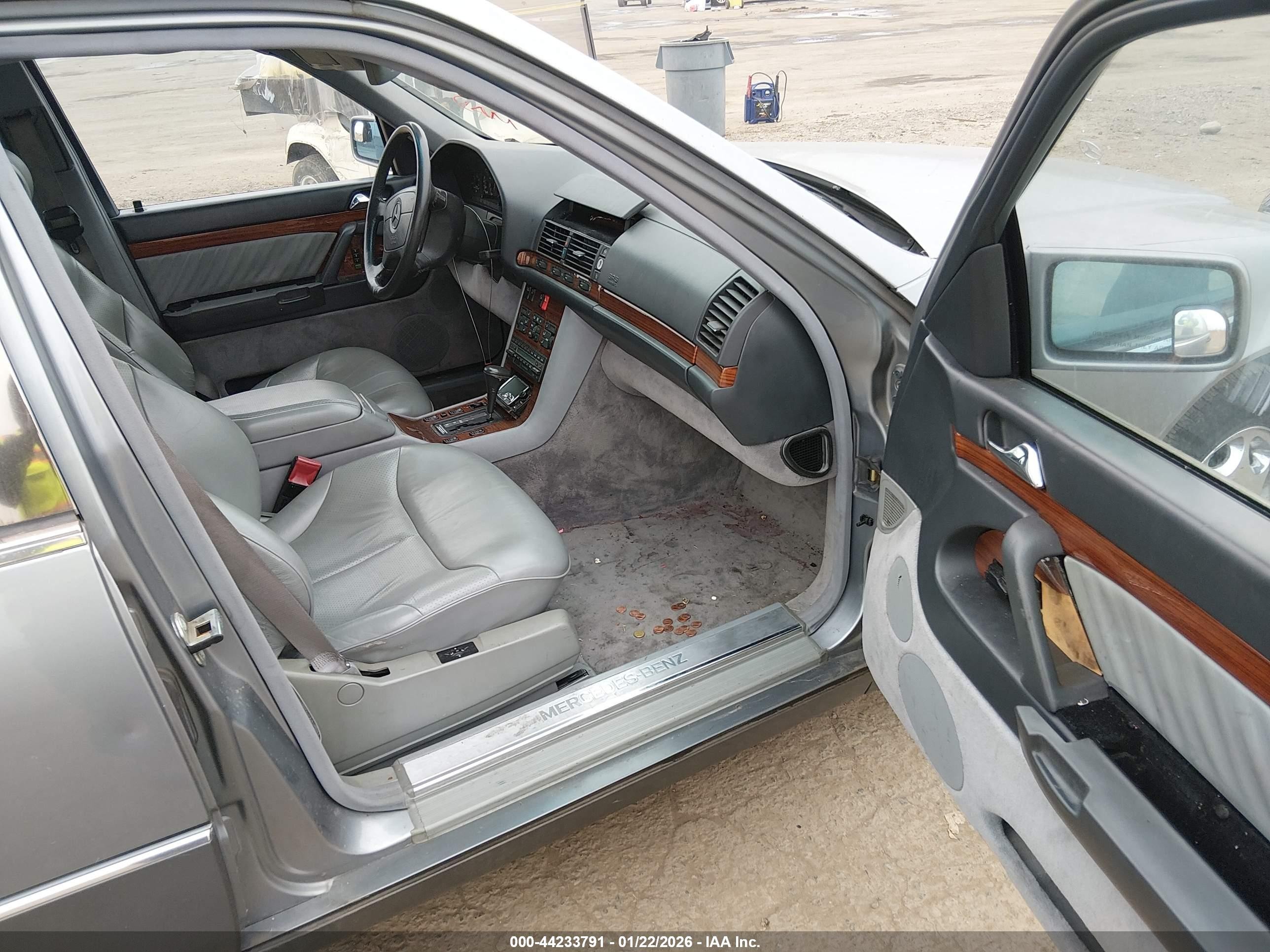 1993 Mercedes-benz 300 Se Серый vin: WDBGA32E5PA114164