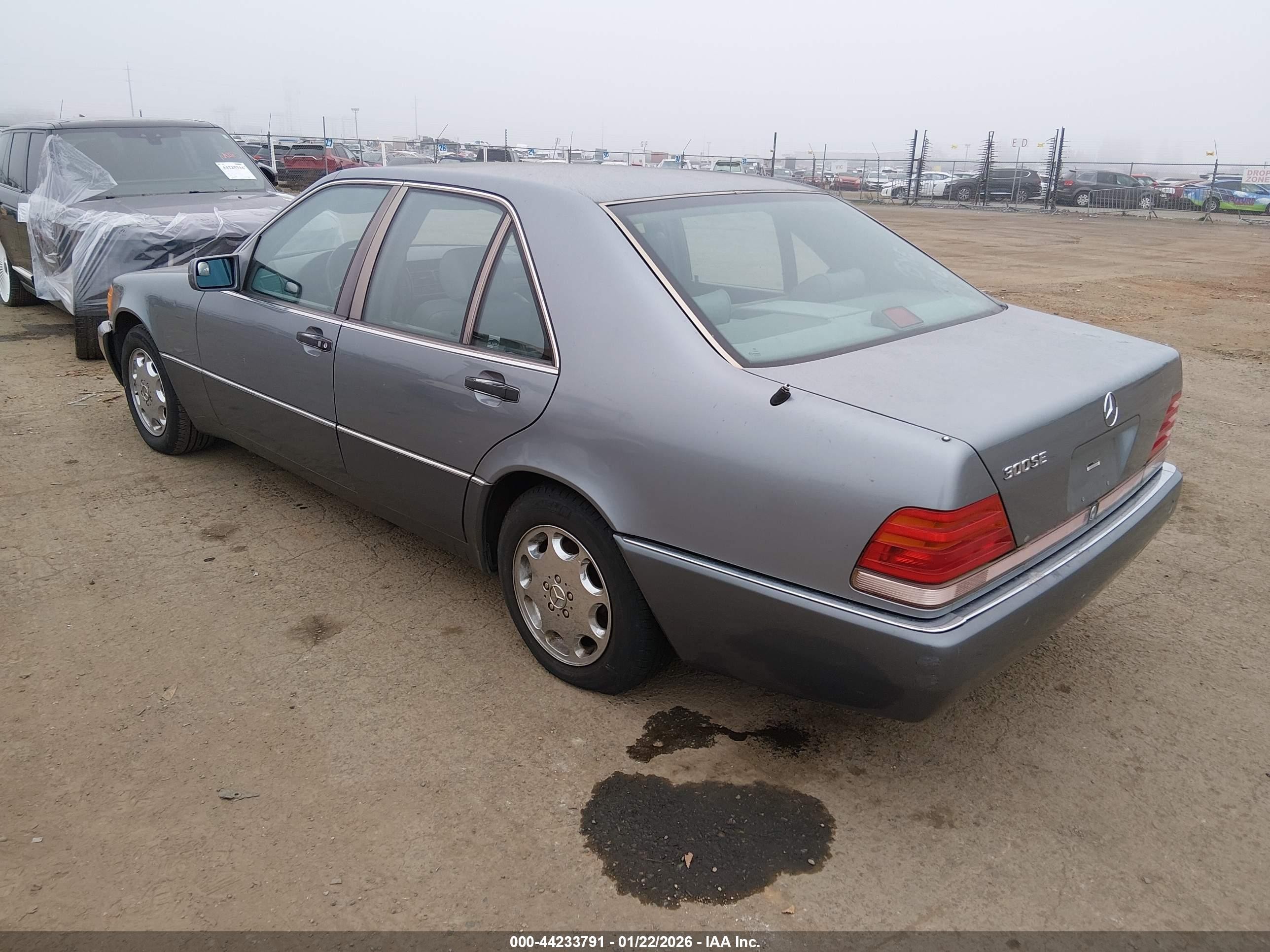 1993 Mercedes-benz 300 Se Серый vin: WDBGA32E5PA114164