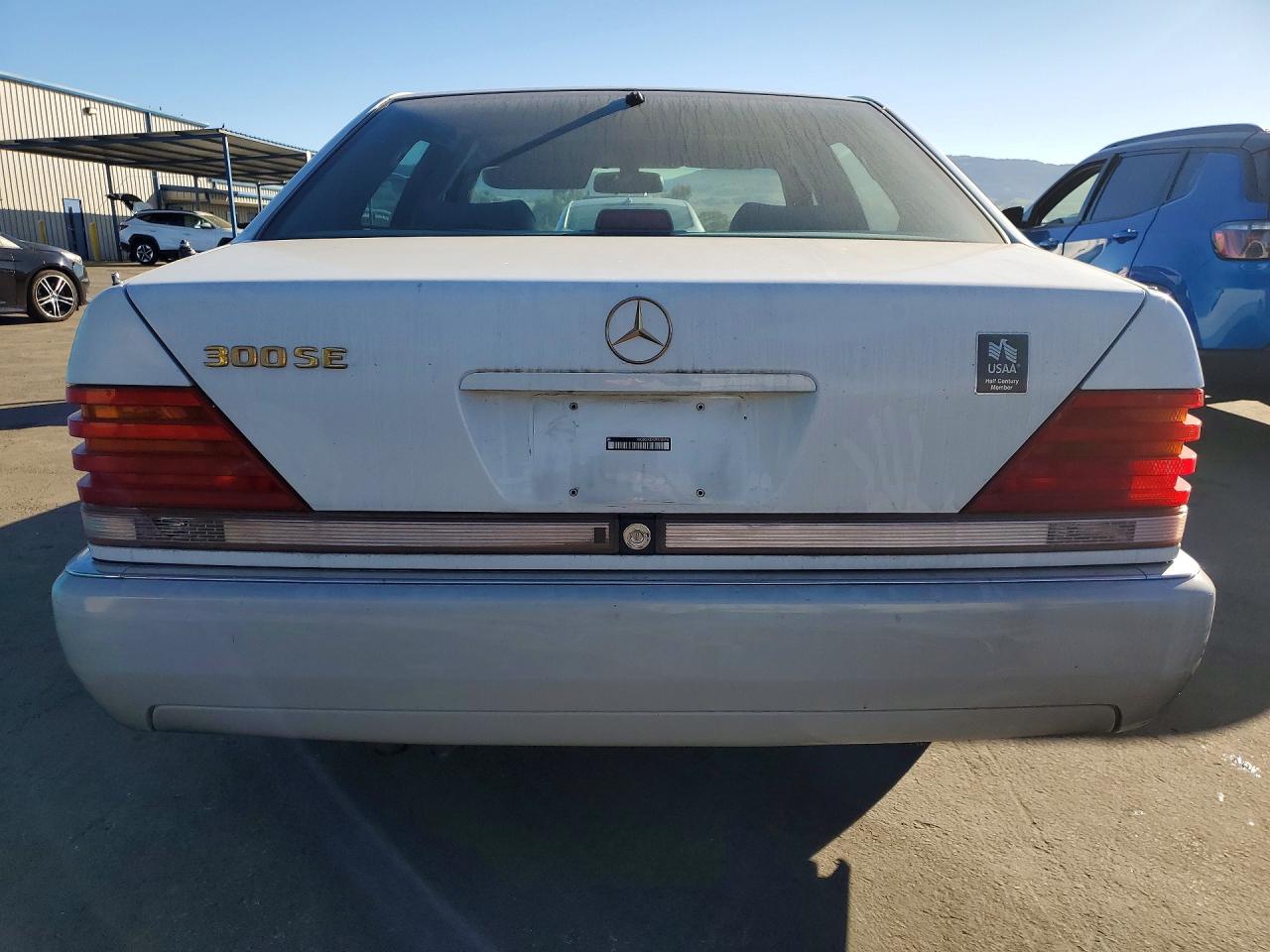 1993 Mercedes-benz 300 Se White vin: WDBGA32E6PA131314