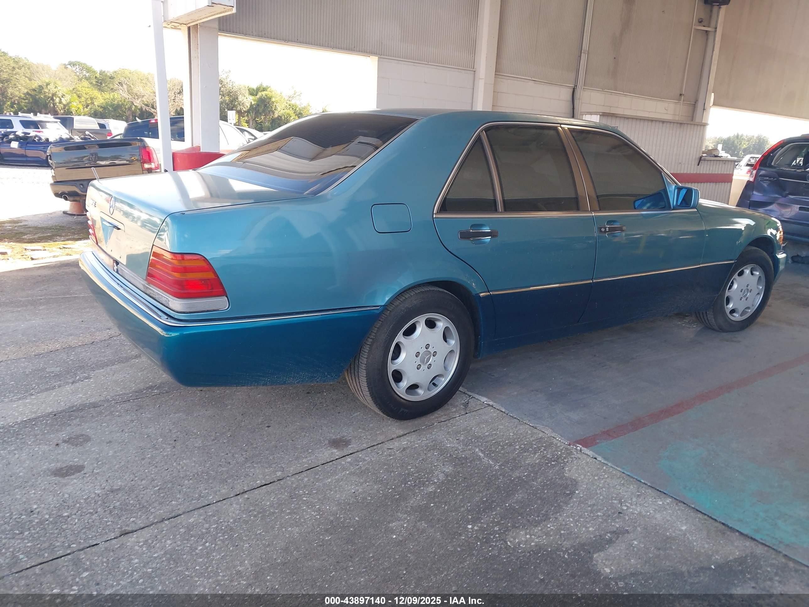 1992 Mercedes-benz 400 Se Light Blue vin: WDBGA42E3NA047955