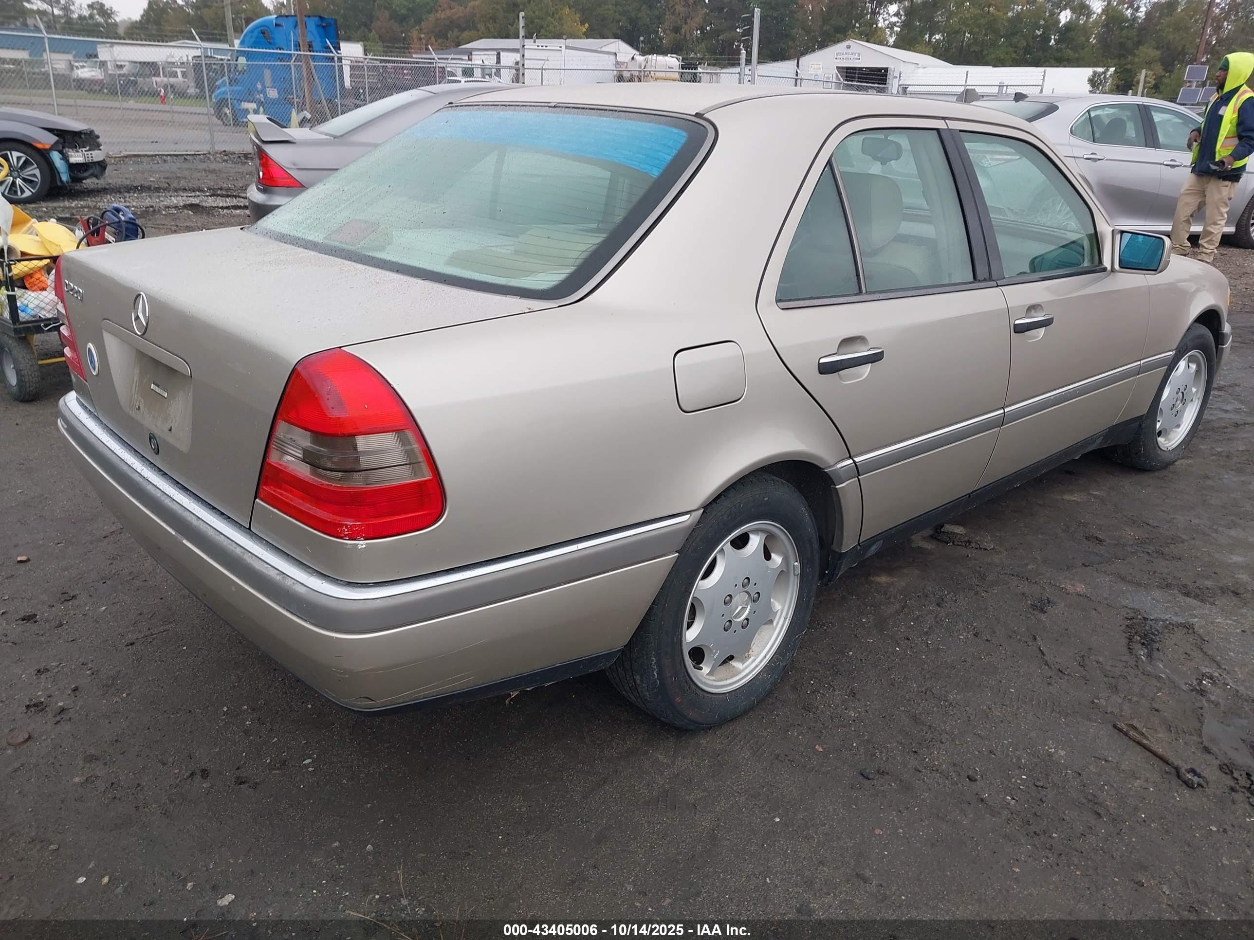 1996 Mercedes-benz C 220 Gold vin: WDBHA22E3TF382223