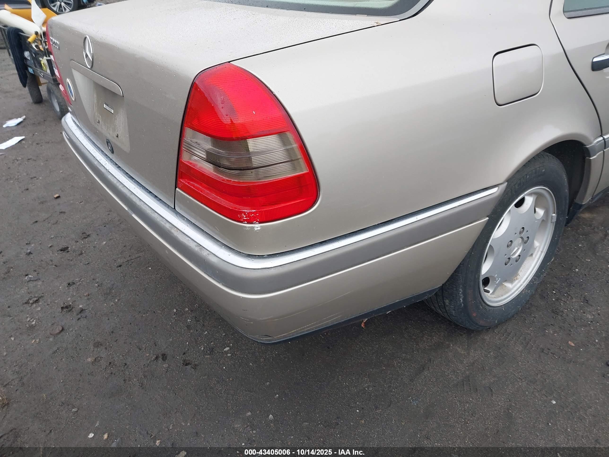 1996 Mercedes-benz C 220 Gold vin: WDBHA22E3TF382223
