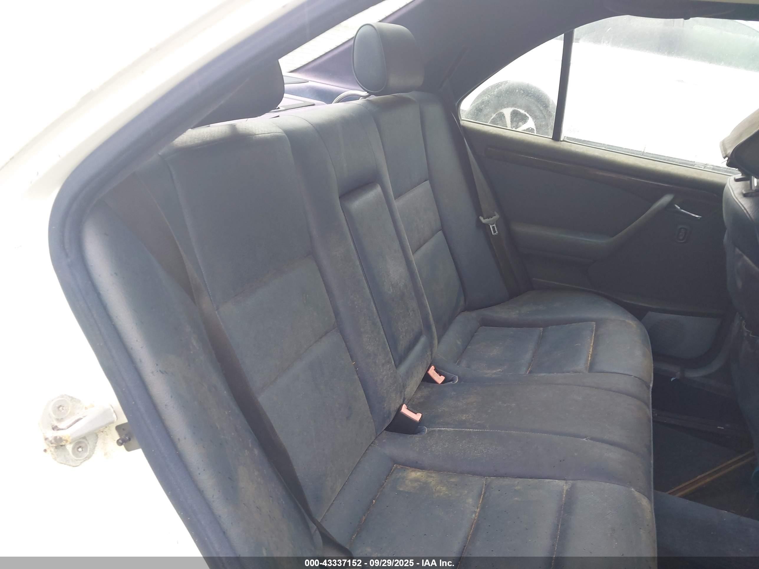 1996 Mercedes-benz C 220 White vin: WDBHA22E5TF432653