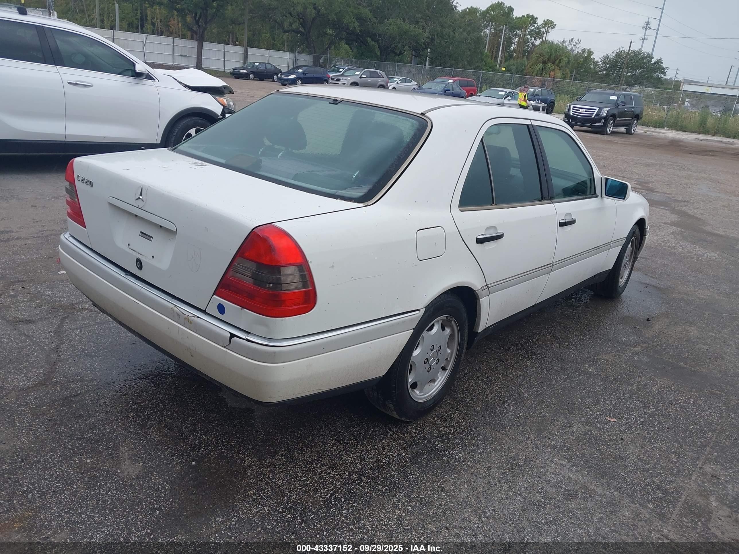 1996 Mercedes-benz C 220 White vin: WDBHA22E5TF432653