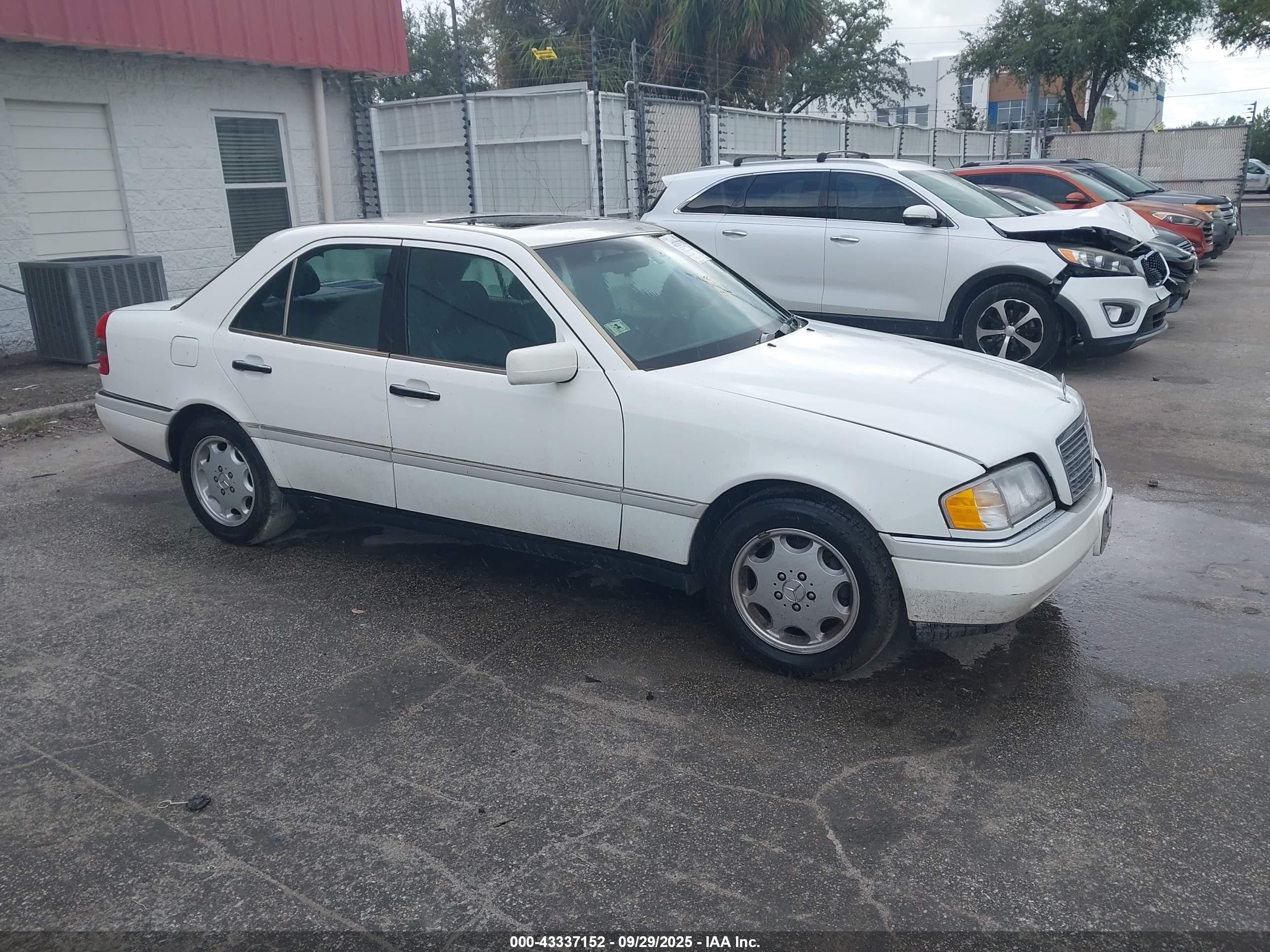 1996 Mercedes-benz C 220 White vin: WDBHA22E5TF432653
