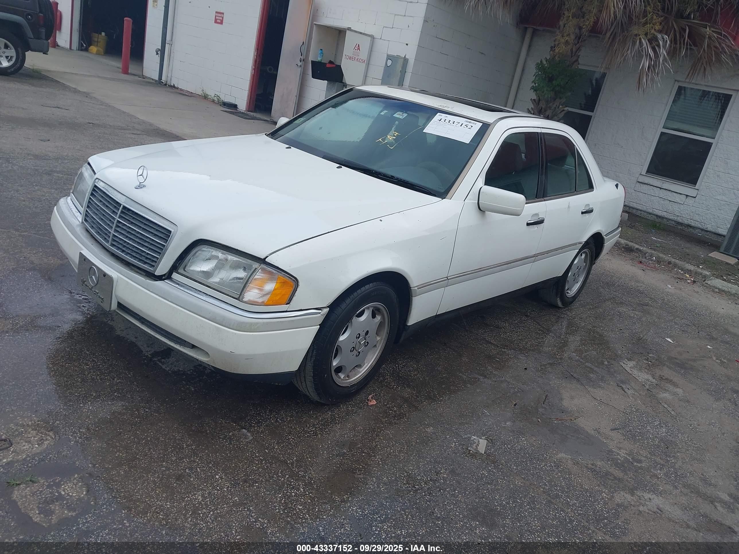1996 Mercedes-benz C 220 White vin: WDBHA22E5TF432653