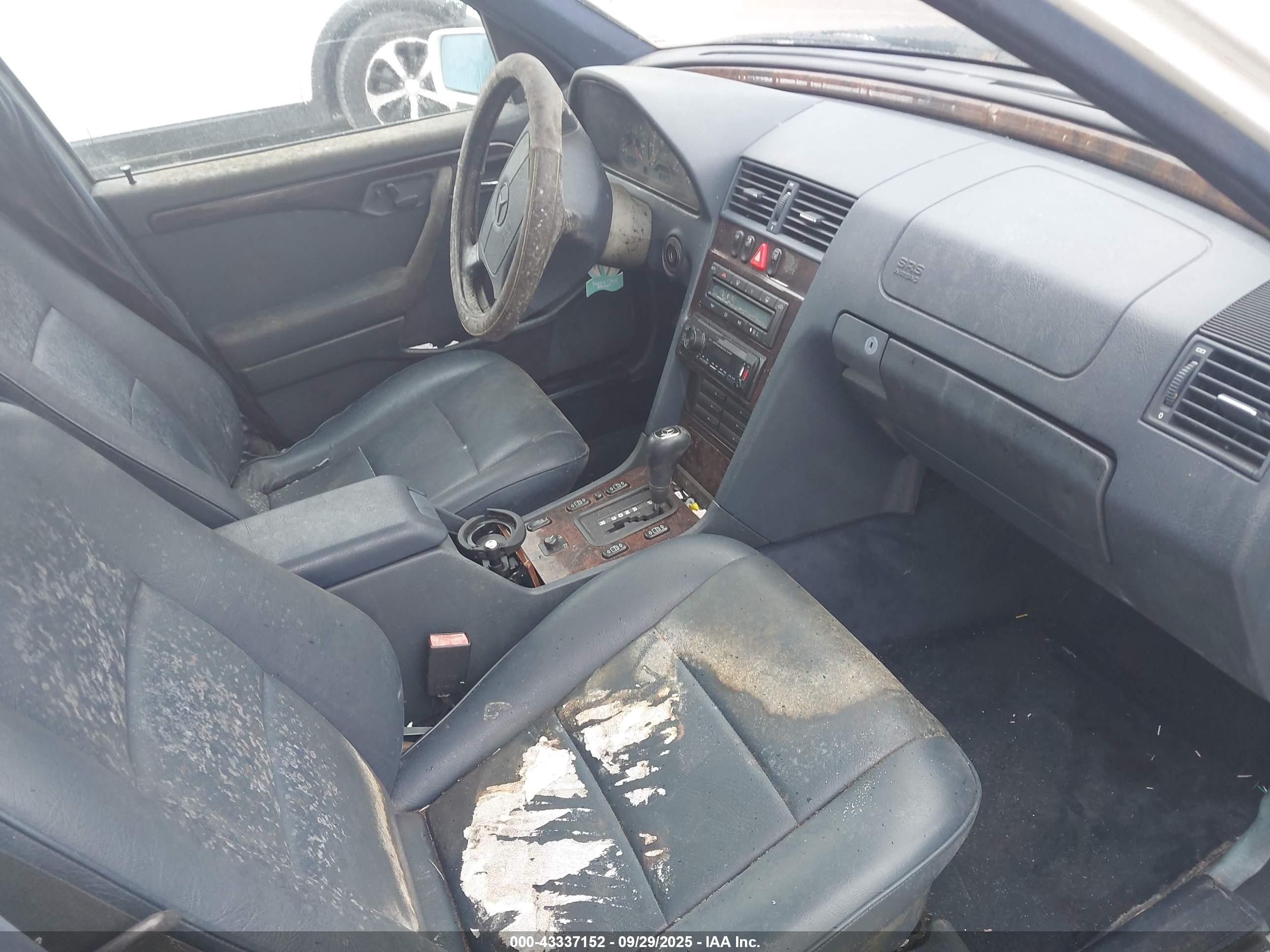 1996 Mercedes-benz C 220 White vin: WDBHA22E5TF432653
