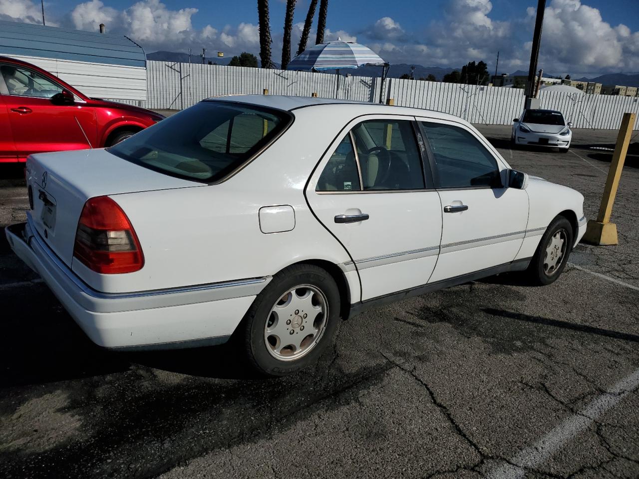 1994 Mercedes-benz C 220 White vin: WDBHA22E6RF078876