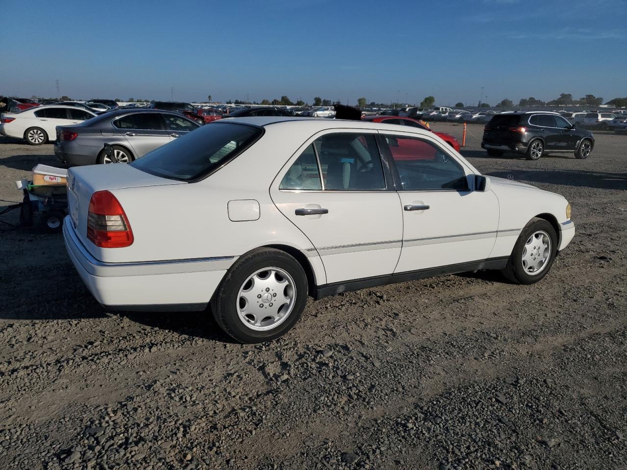 1994 Mercedes-benz C 220 White vin: WDBHA22E7RF004365