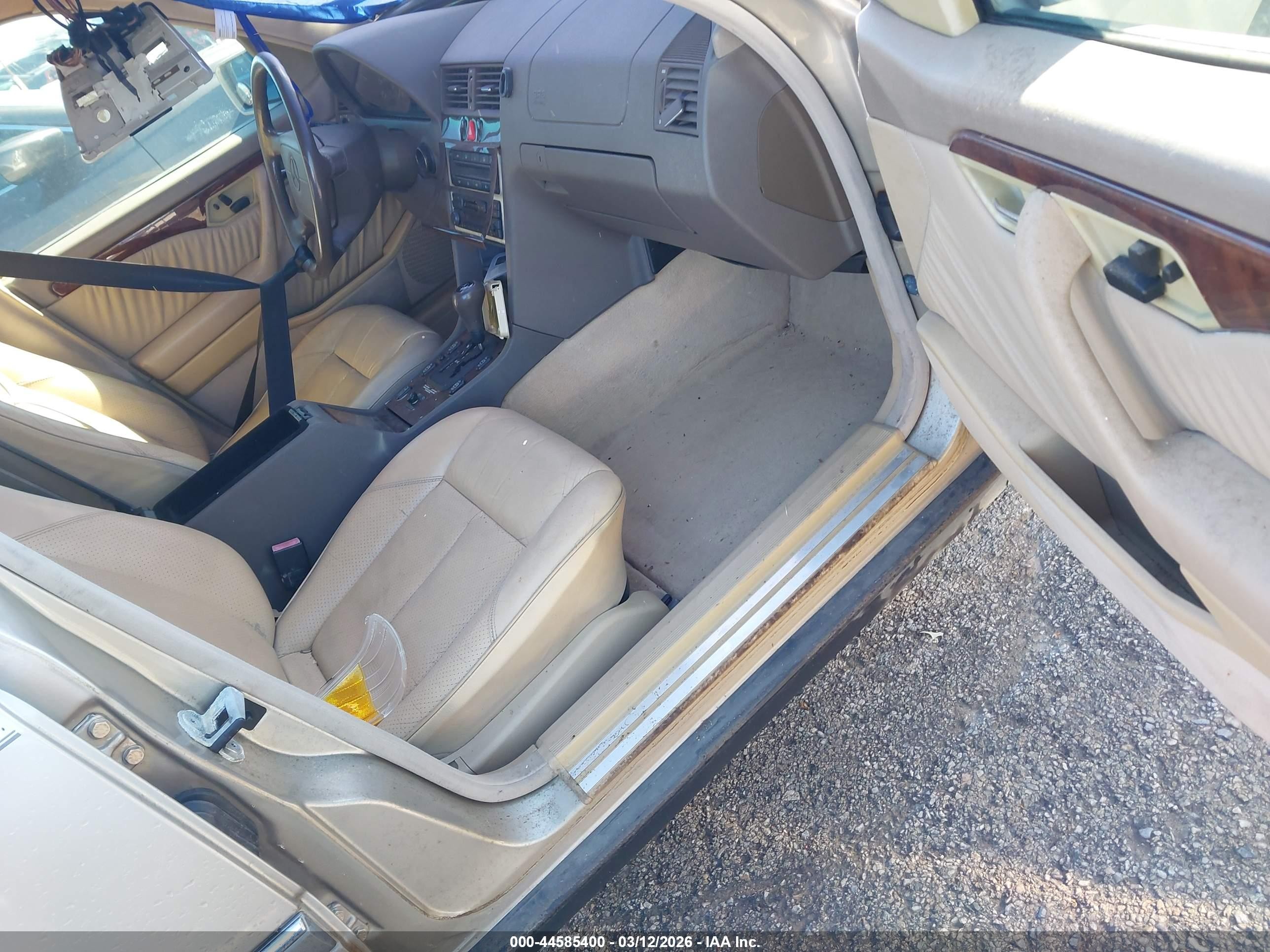 1997 Mercedes-benz C 230   Золотой vin: WDBHA23E2VF539578