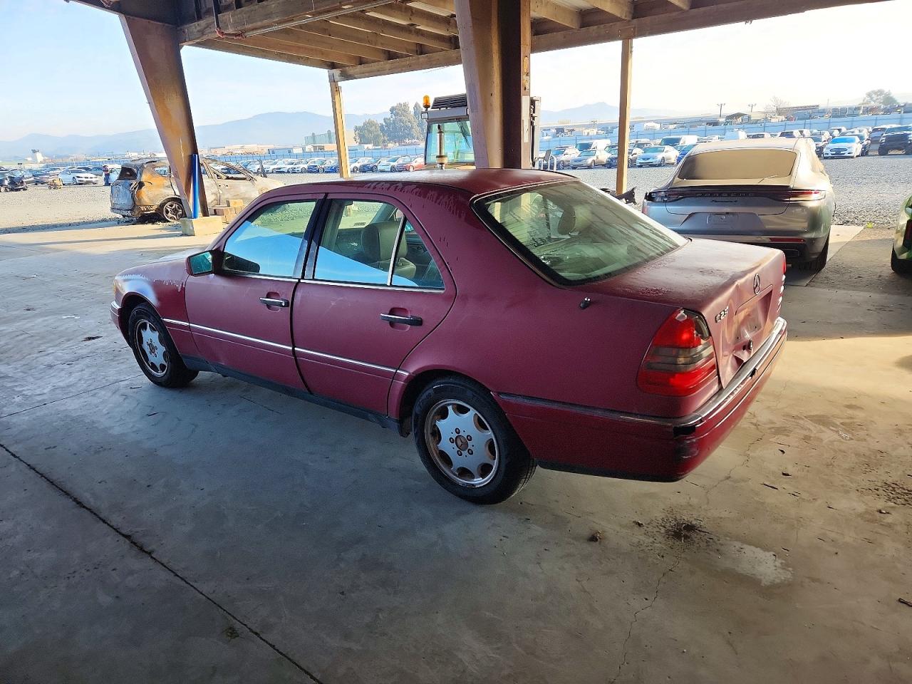 1997 Mercedes-benz C 230 Burgundy vin: WDBHA23E4VF502144