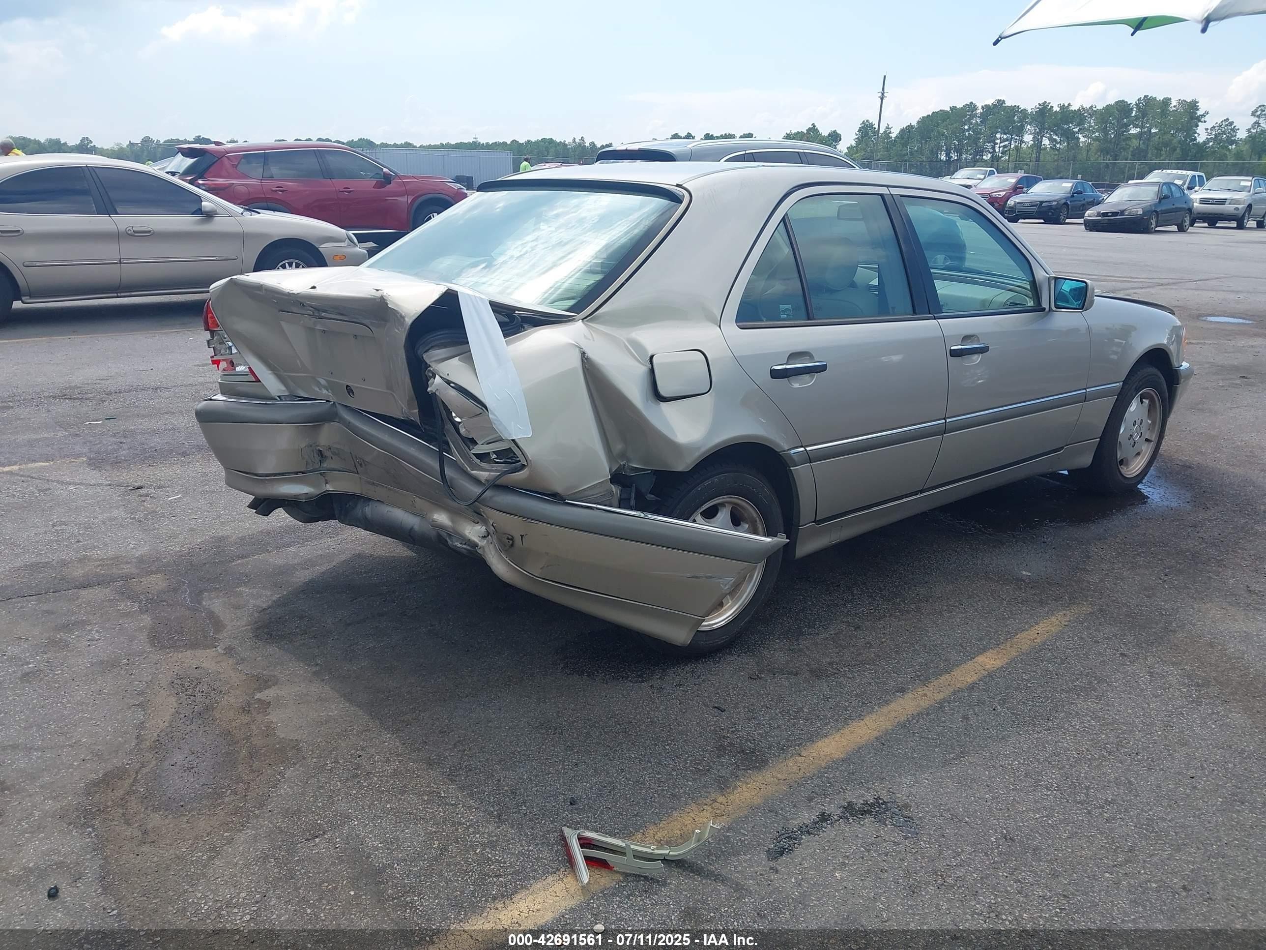 1998 Mercedes-benz C 230   Золотой vin: WDBHA23G1WA627408