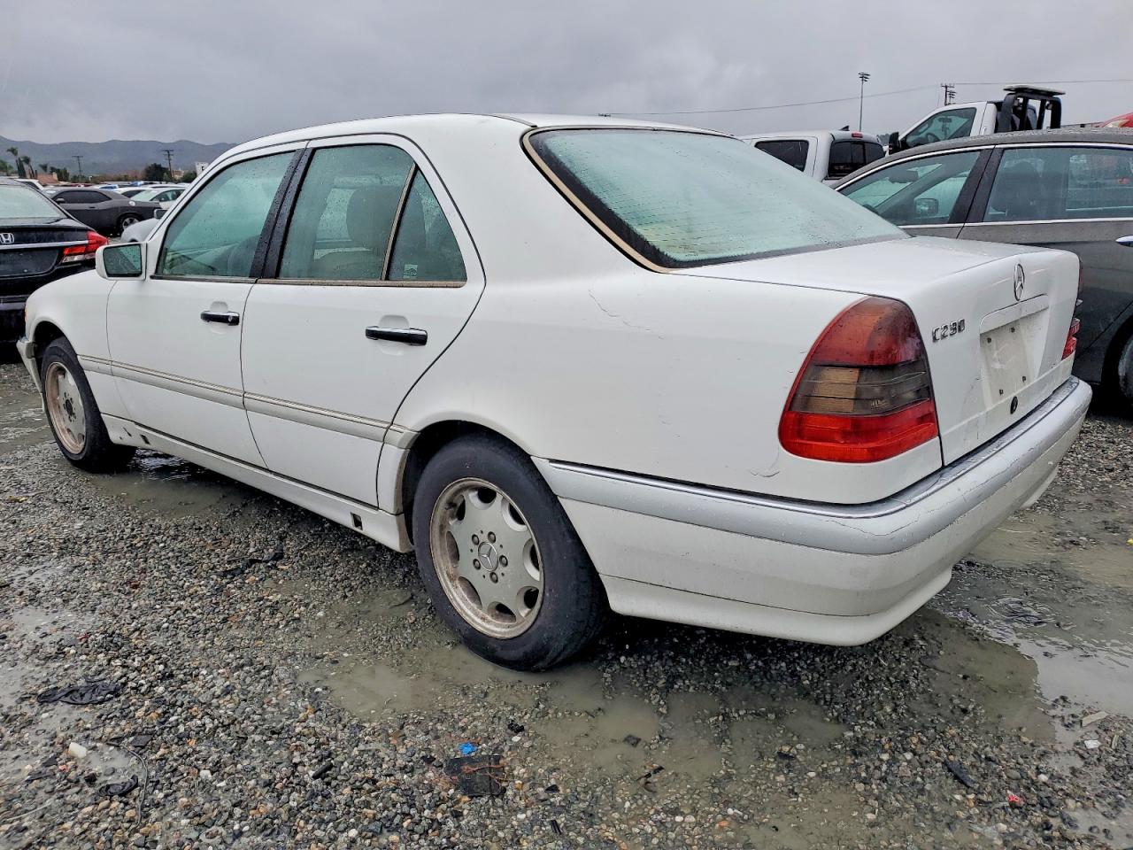 1998 Mercedes-benz C 230 White vin: WDBHA23G3WA577420