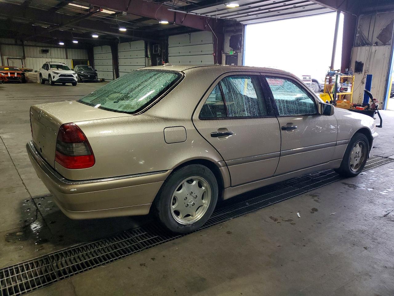 2000 Mercedes-benz C Золотой vin: WDBHA24G0YA834468