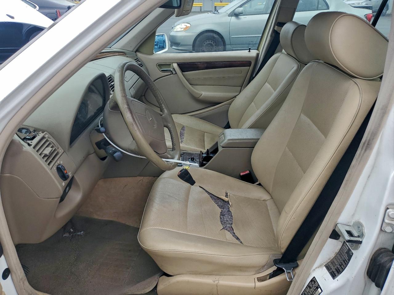 1999 Mercedes Benz C Class C300 4d Spor White vin: WDBHA24G1XA717366