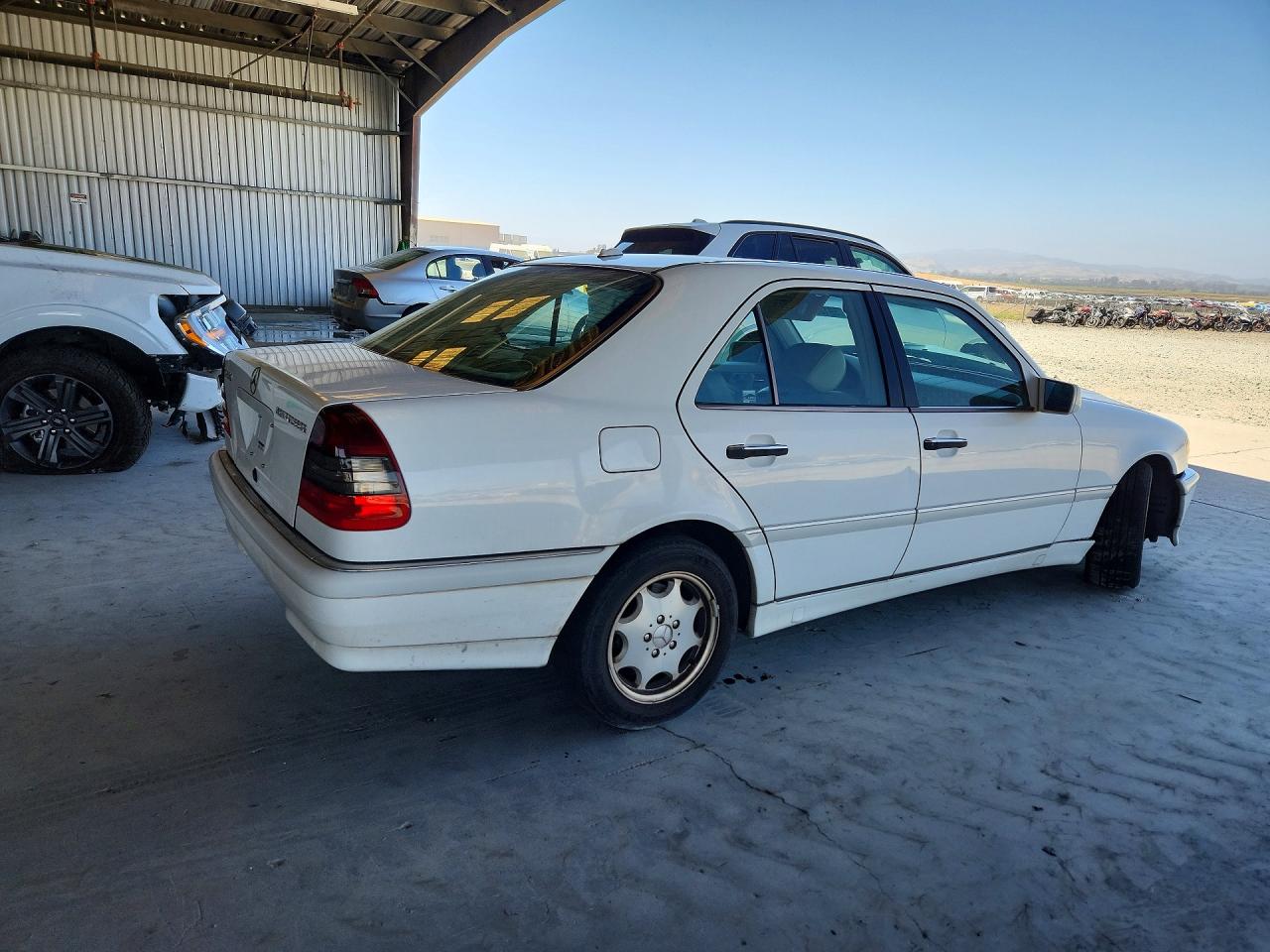 2000 Mercedes-benz C 230 White vin: WDBHA24G4YA821335