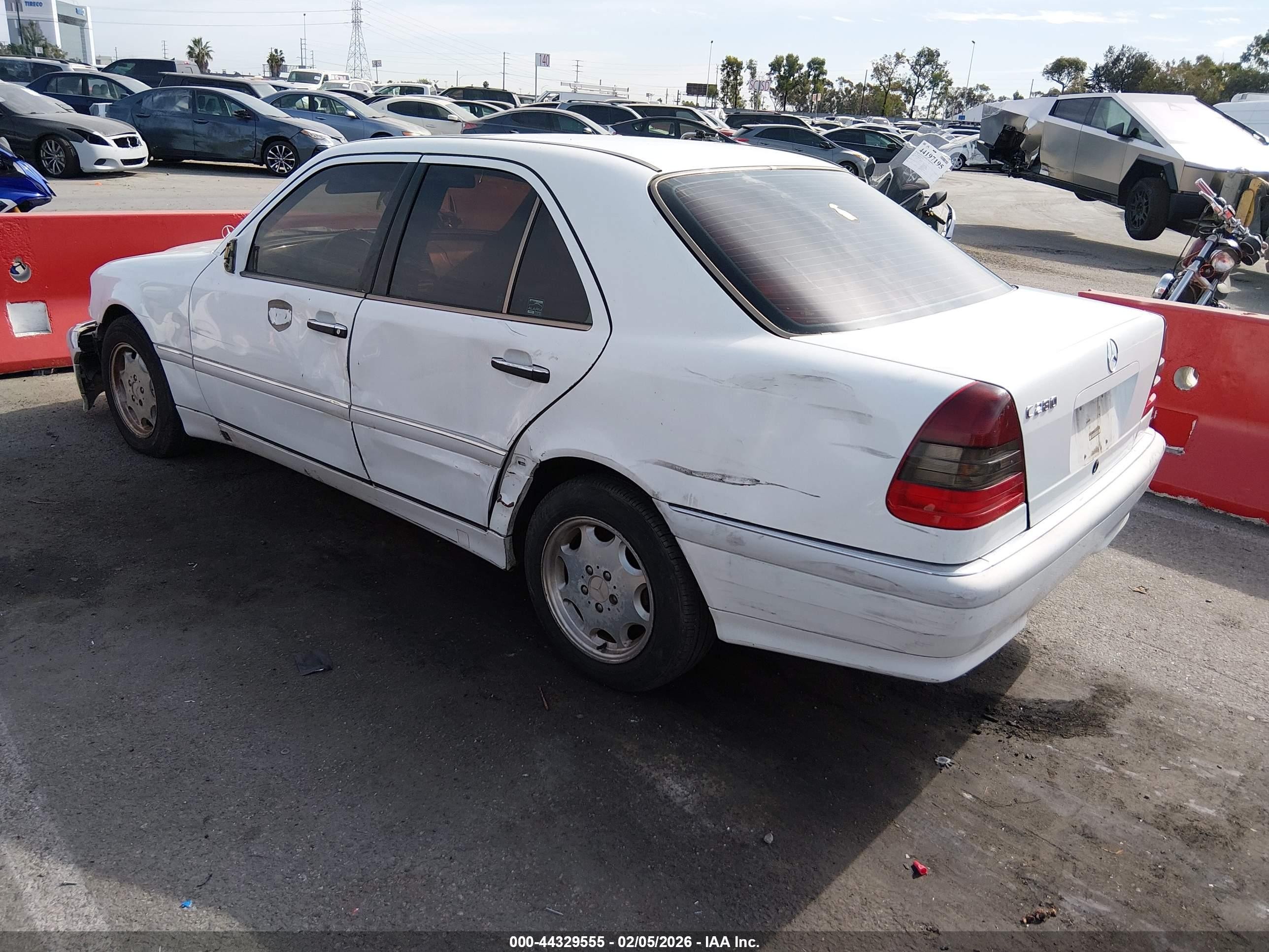 1998 Mercedes-benz C 280   White vin: WDBHA29G1WA541667