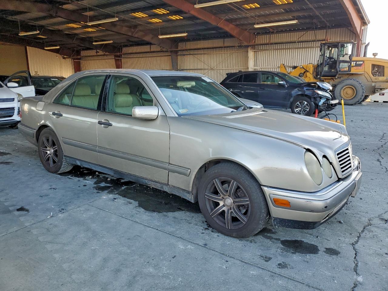 1996 Mercedes-benz E 300d Gold vin: WDBJF20F9TJ006248