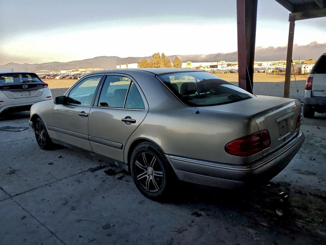 1996 Mercedes-benz E 300d Gold vin: WDBJF20F9TJ006248