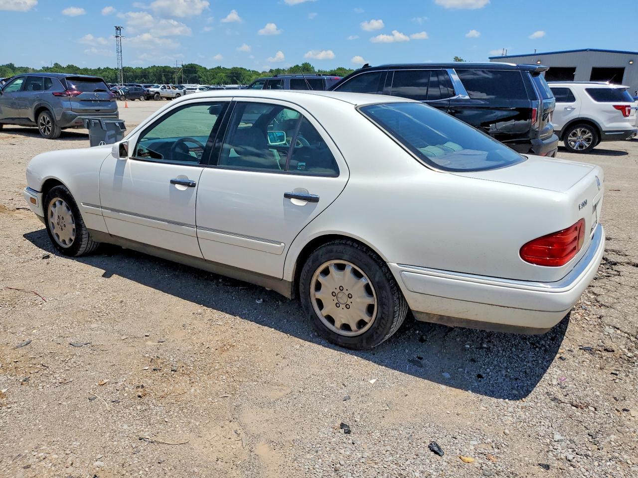 1998 Mercedes-benz E 300td White vin: WDBJF25F5WA624521