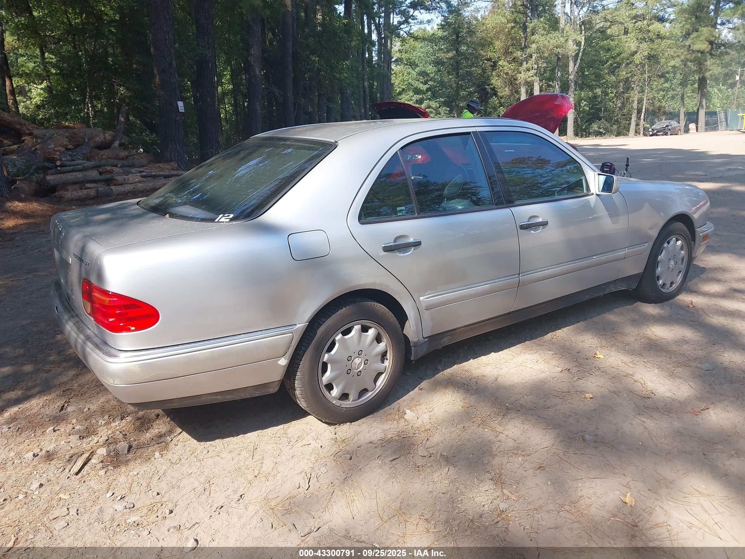 1998 Mercedes-benz E 300 Diesel   Silver vin: WDBJF25F6WA566791