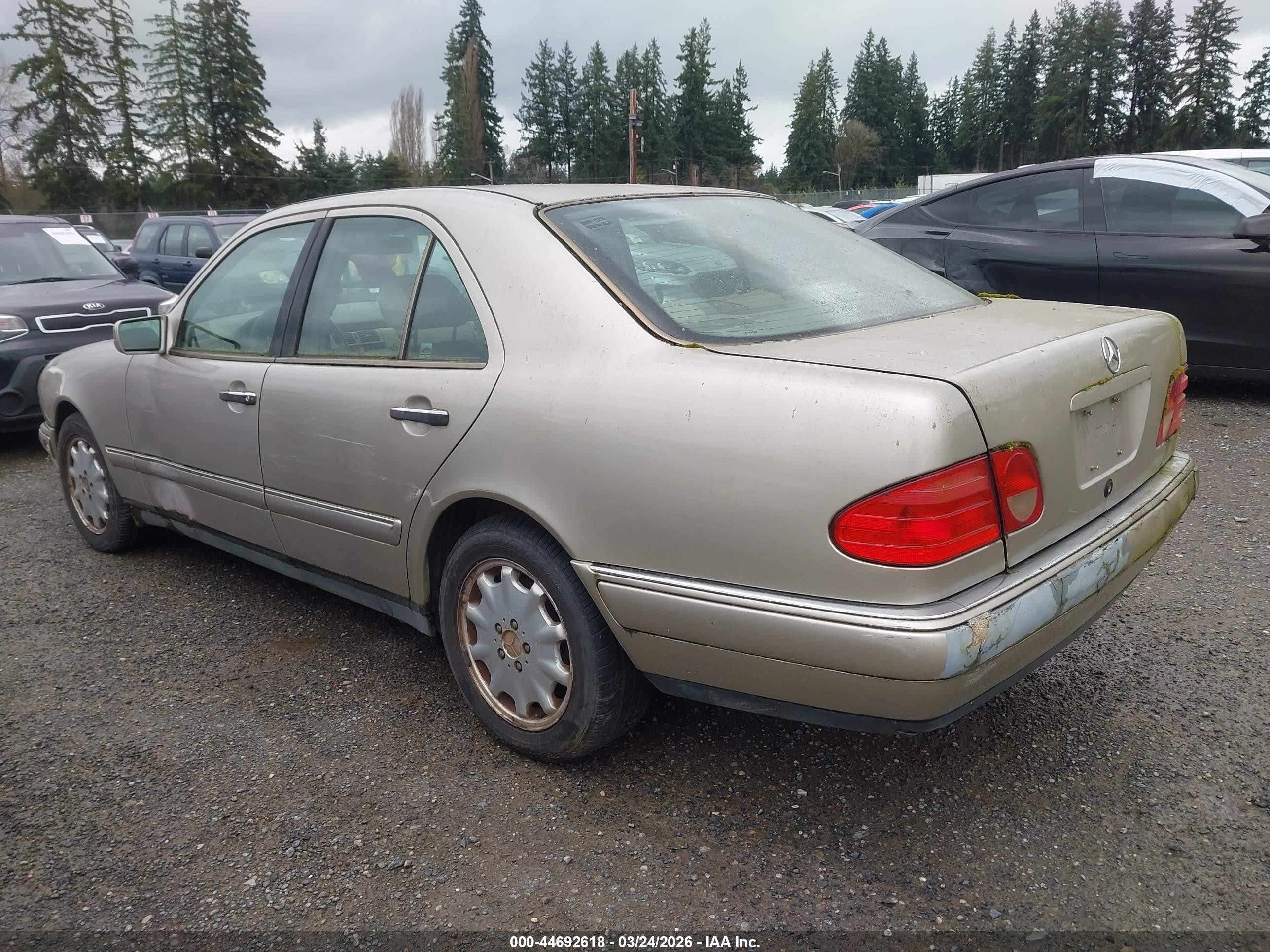 1998 Mercedes-benz E 300 Diesel   Beige vin: WDBJF25FXWA655182