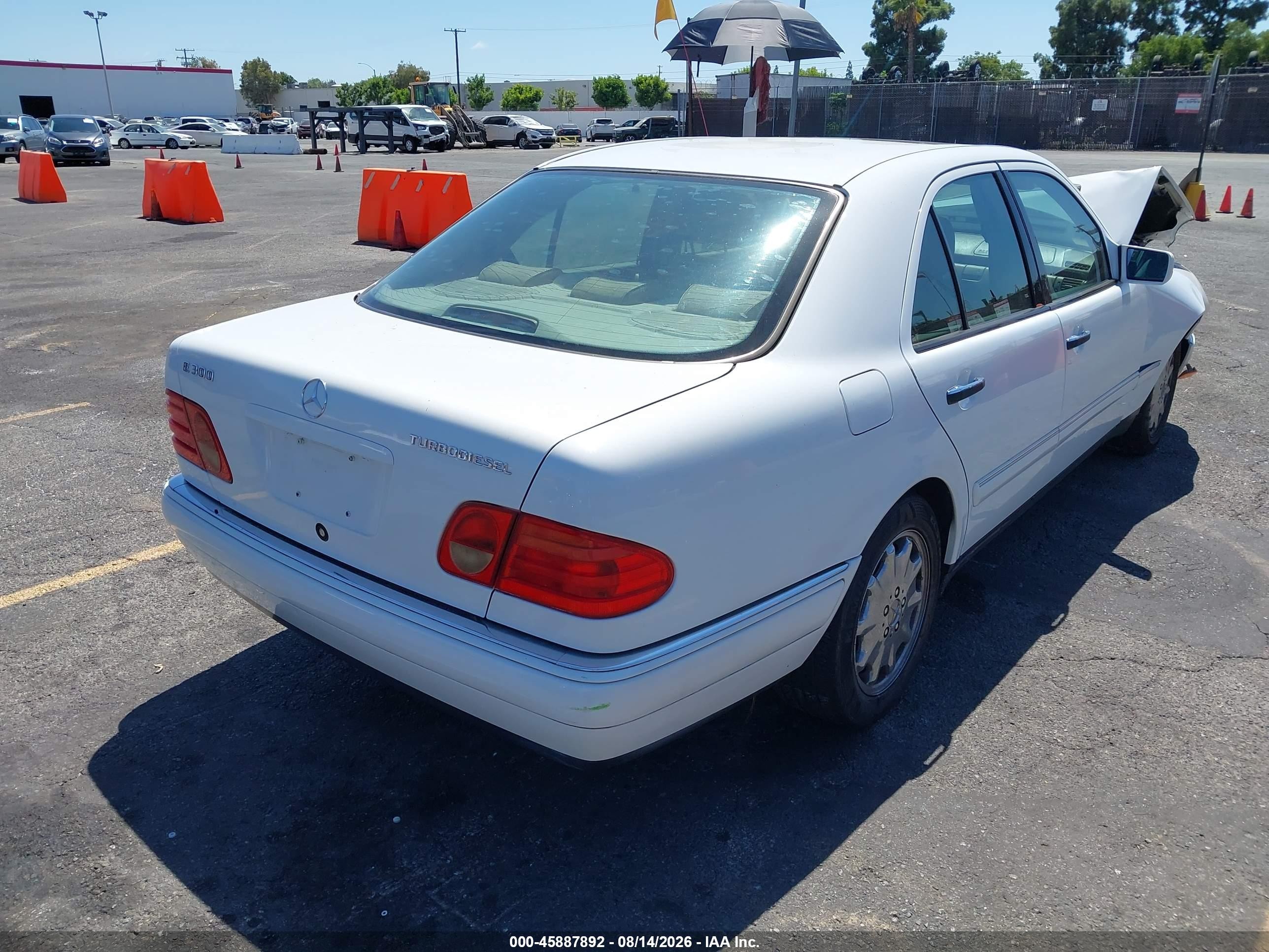 1999 Mercedes-benz E 300 Diesel   White vin: WDBJF25H1XA863308