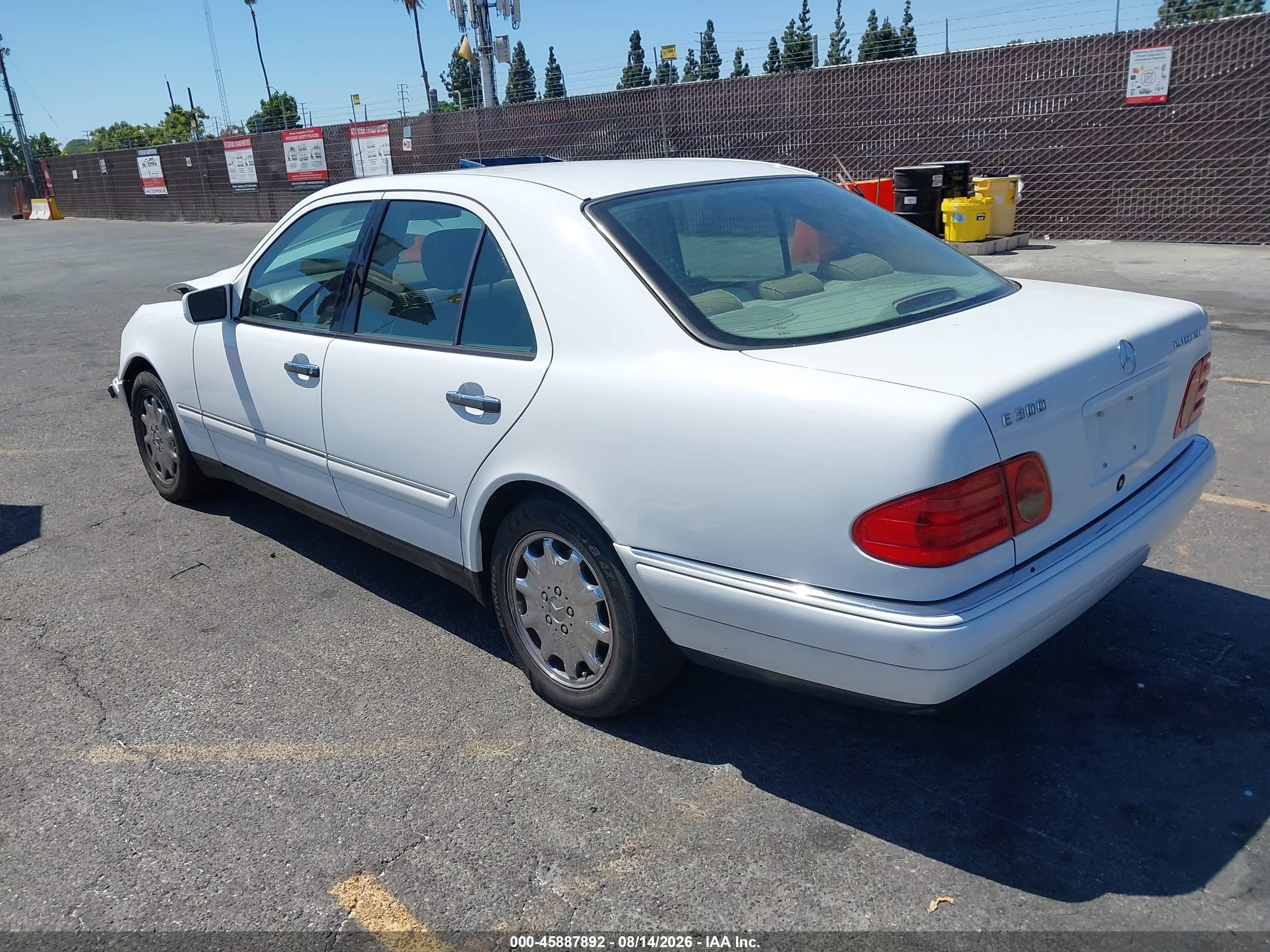 1999 Mercedes-benz E 300 Diesel   White vin: WDBJF25H1XA863308