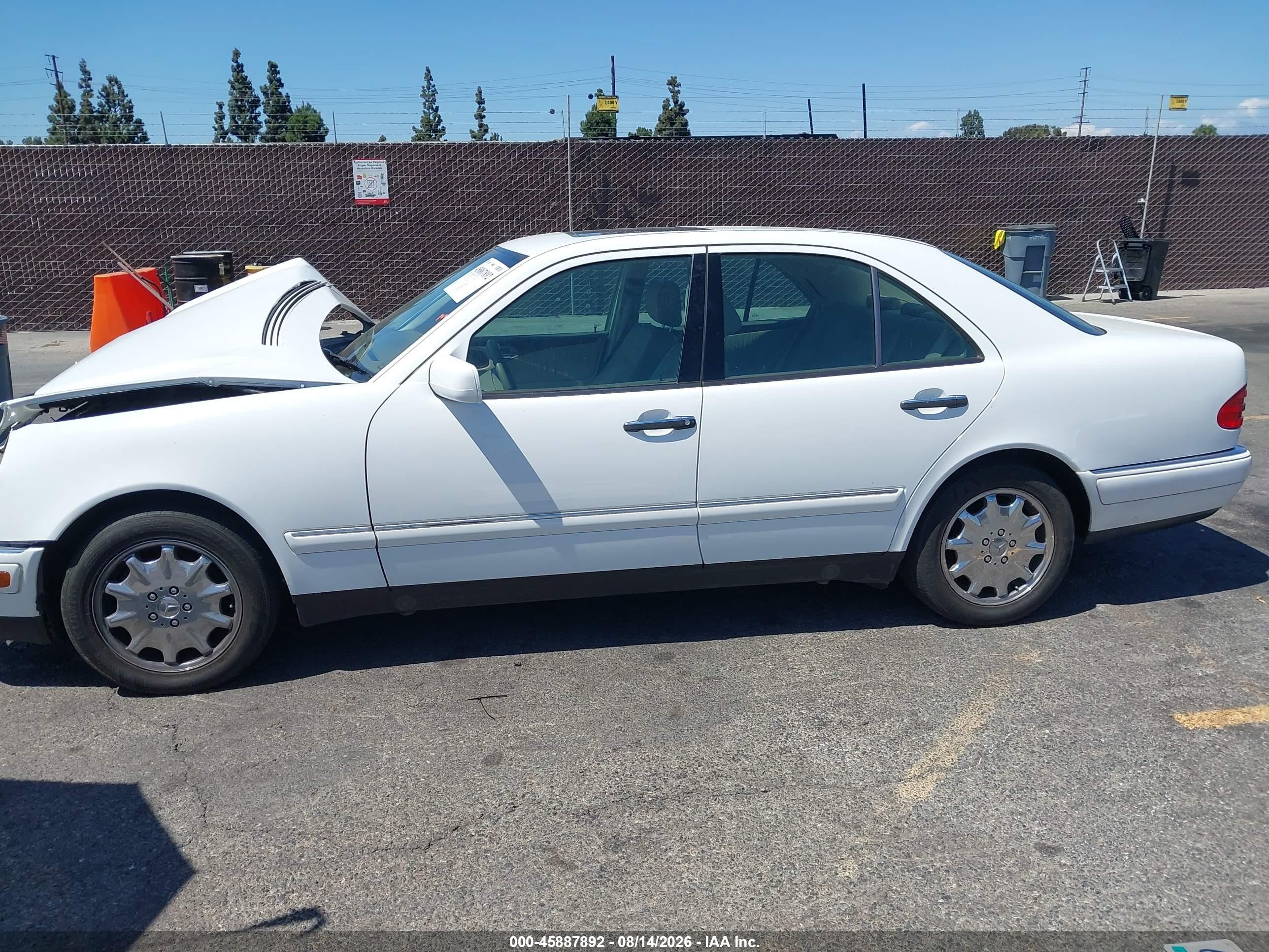 1999 Mercedes-benz E 300 Diesel   White vin: WDBJF25H1XA863308