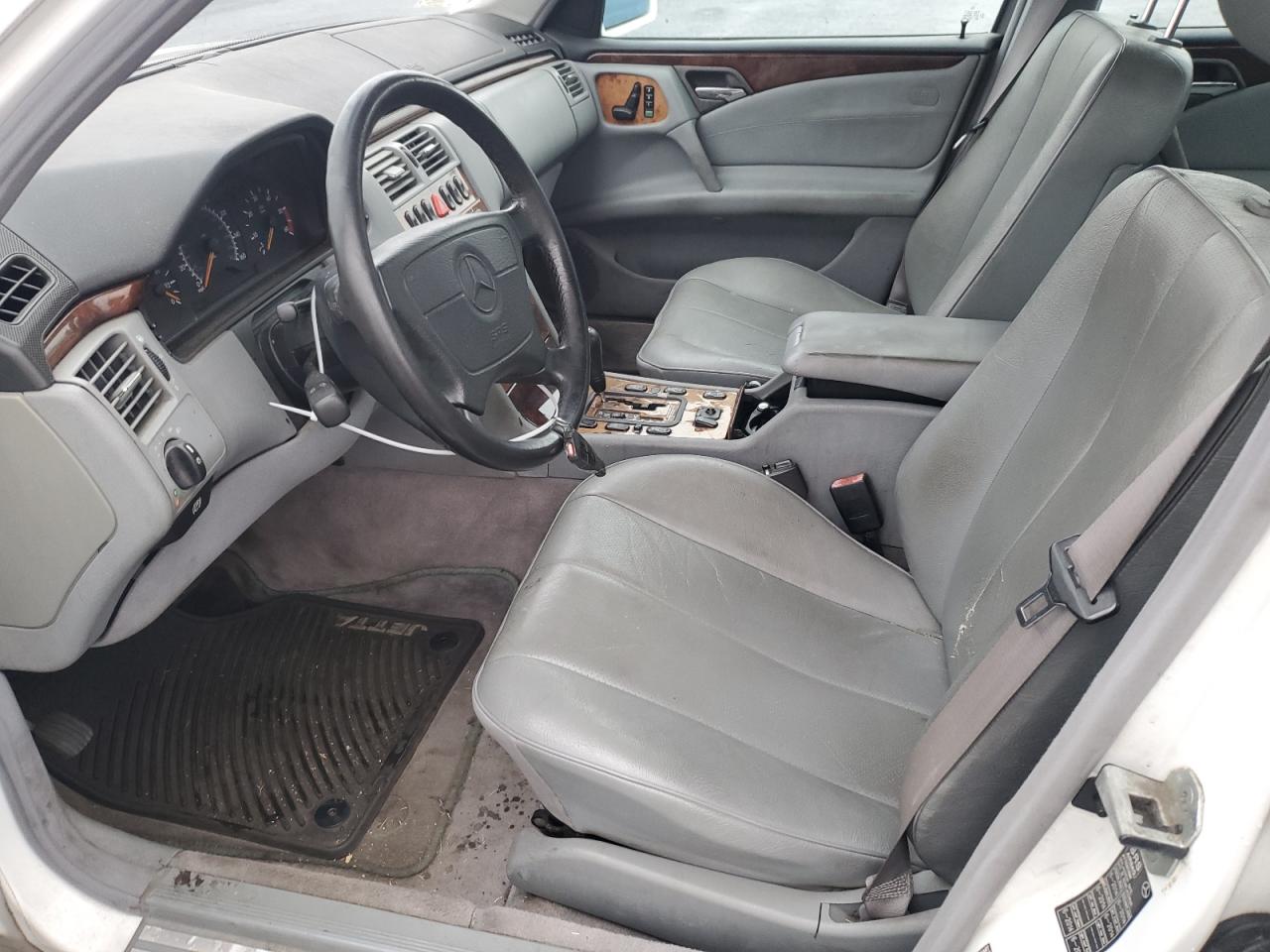 1999 Mercedes-benz E 300td White vin: WDBJF25H1XA934149