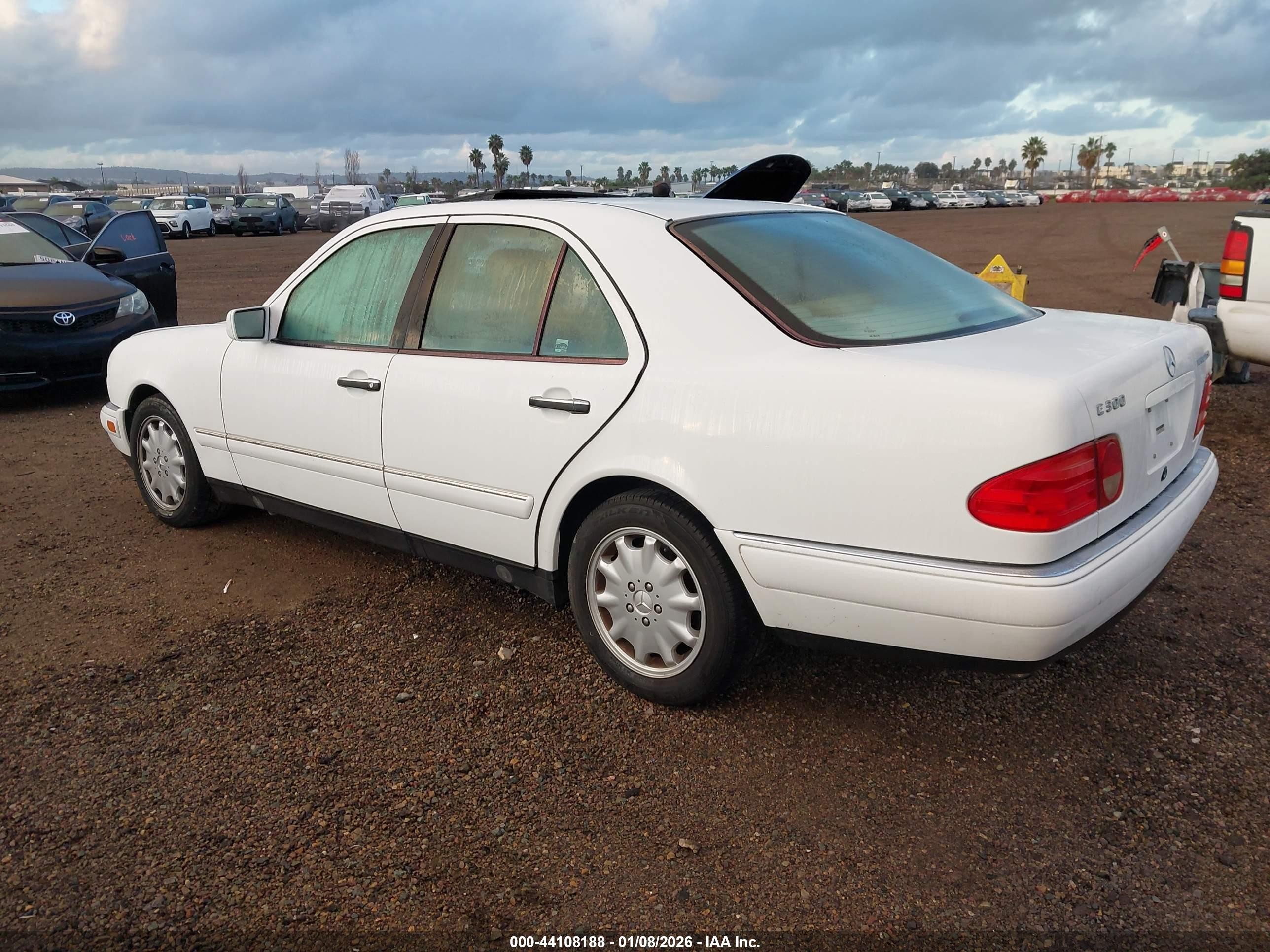 1999 Mercedes-benz E 300 Diesel   White vin: WDBJF25H2XA901094