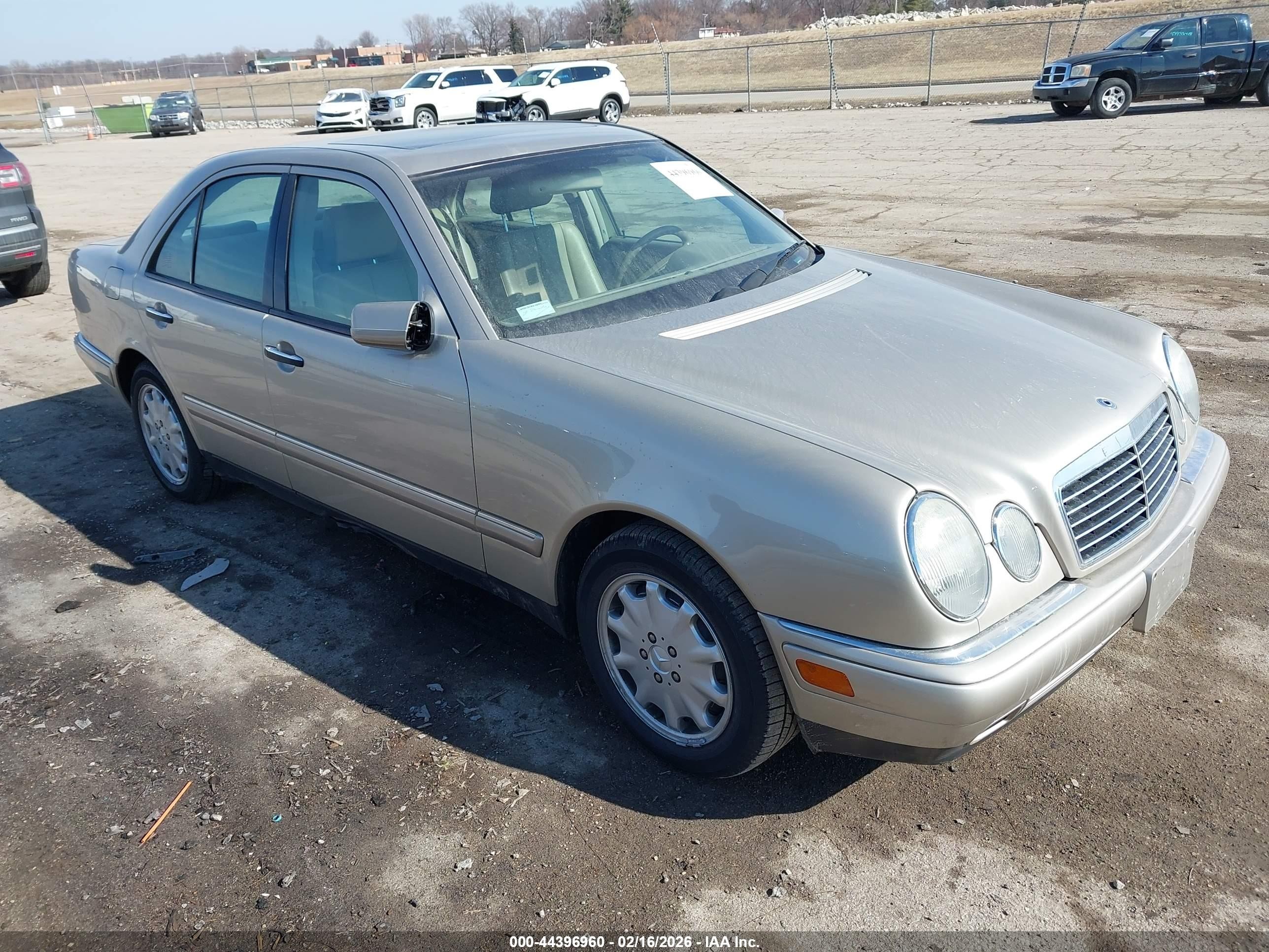 1999 Mercedes-benz E 300 Diesel   Beige vin: WDBJF25H4XA840587