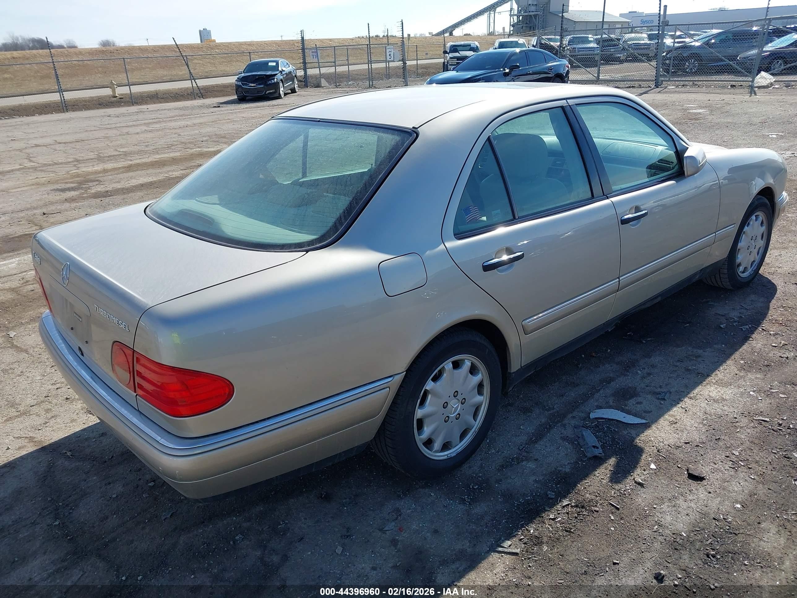 1999 Mercedes-benz E 300 Diesel   Beige vin: WDBJF25H4XA840587