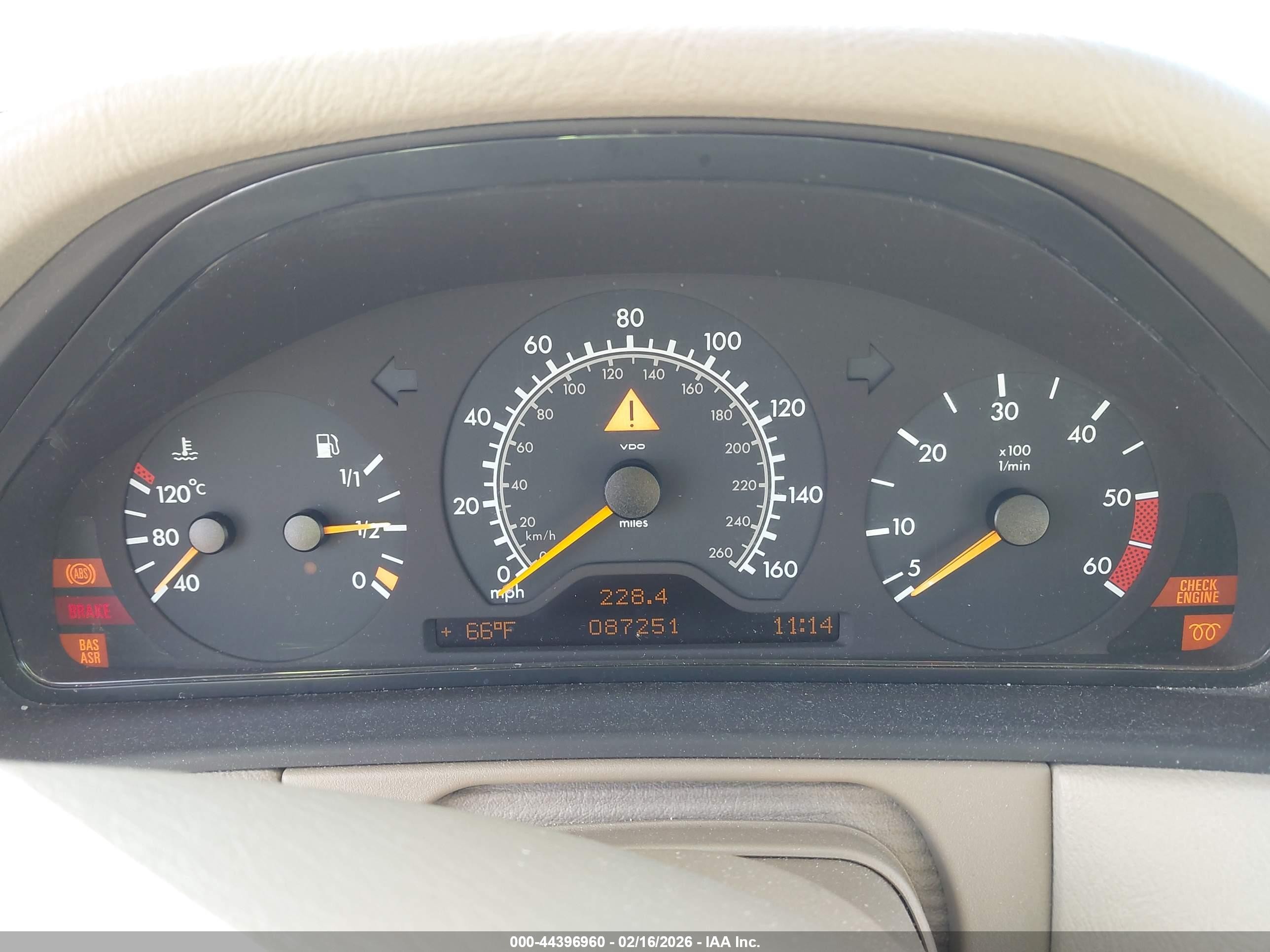 1999 Mercedes-benz E 300 Diesel   Beige vin: WDBJF25H4XA840587