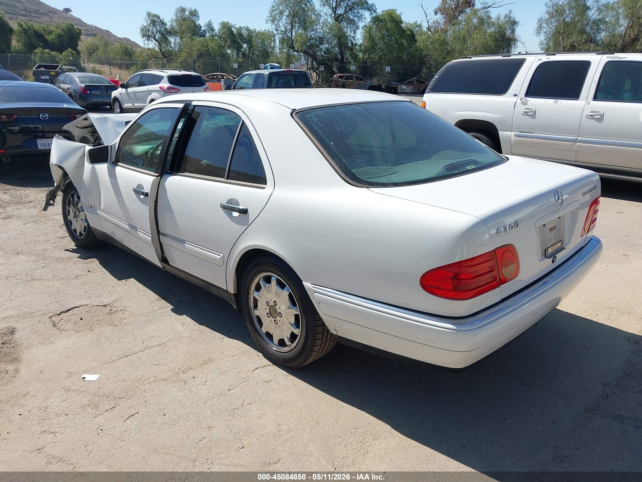 1999 Mercedes-benz E 300 Diesel   White vin: WDBJF25H5XA884629