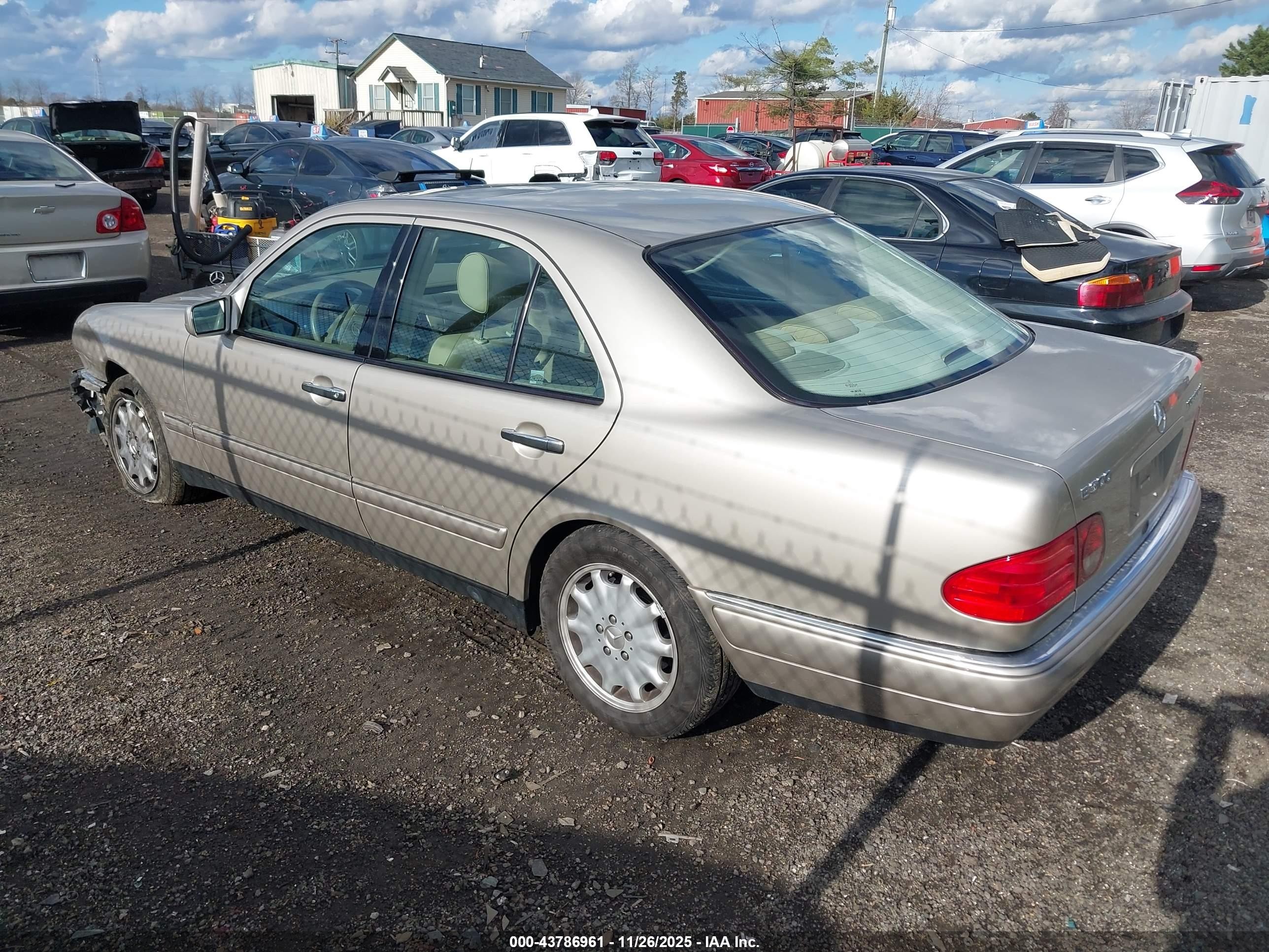 1999 Mercedes-benz E 300 Diesel   Beige vin: WDBJF25H6XA883568