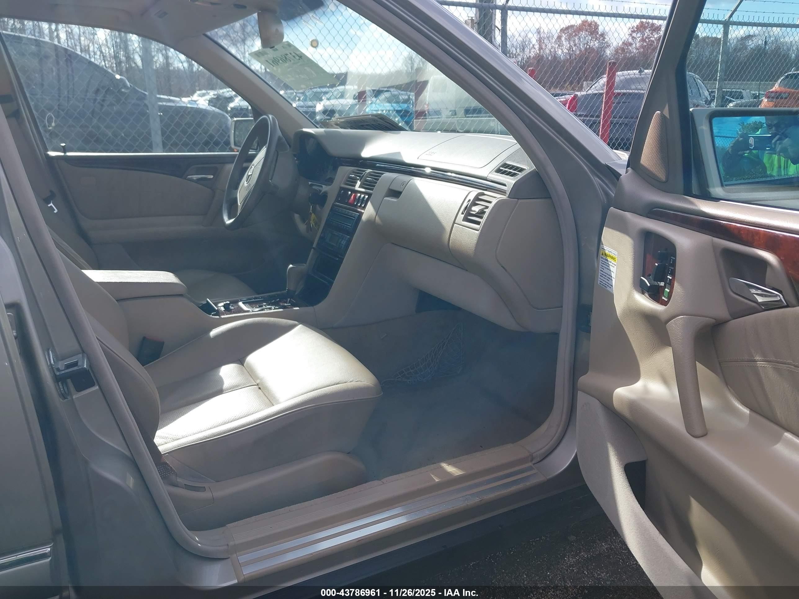 1999 Mercedes-benz E 300 Diesel   Beige vin: WDBJF25H6XA883568