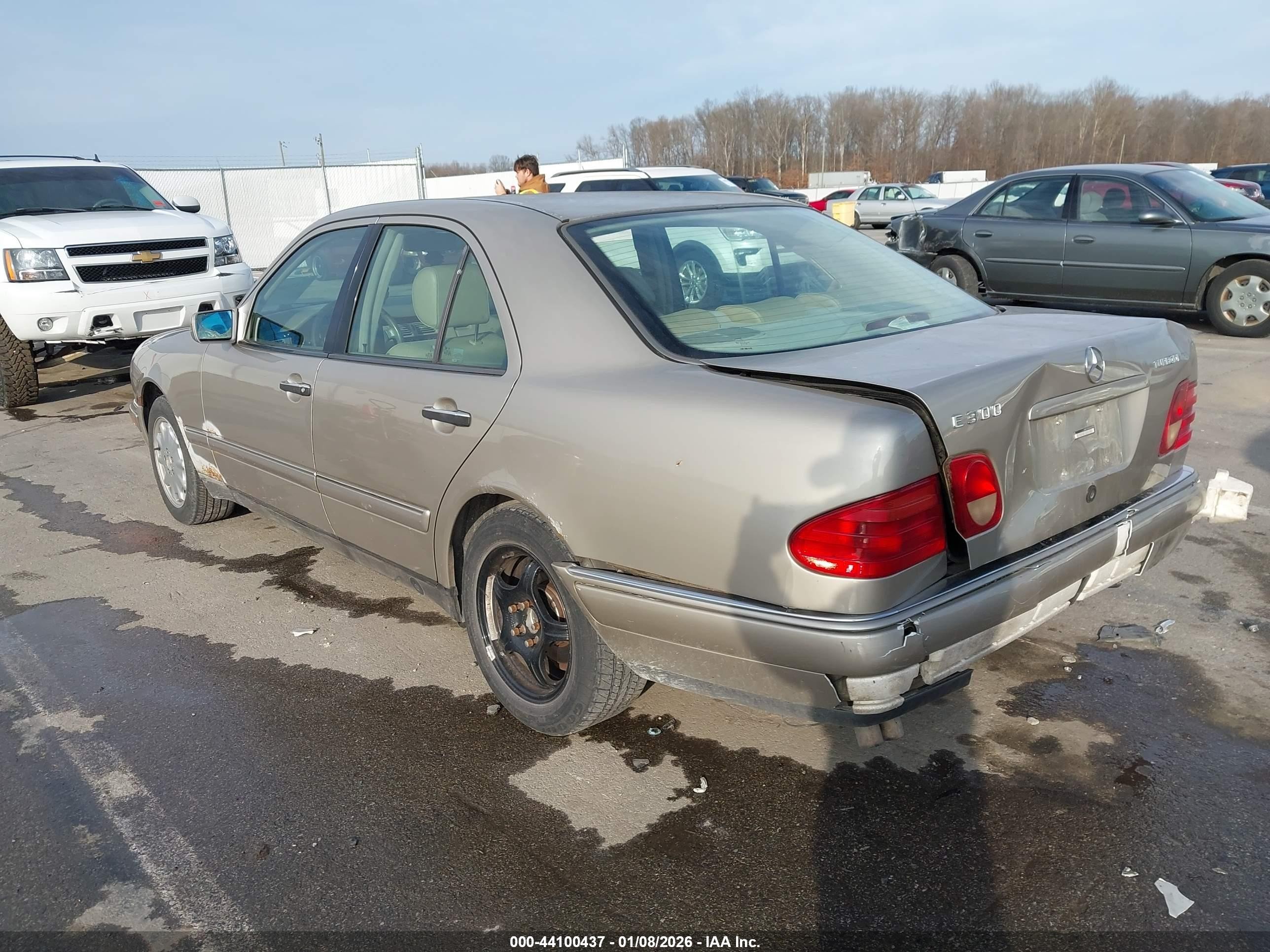 1999 Mercedes-benz E 300 Diesel   Gold vin: WDBJF25HXXA834499