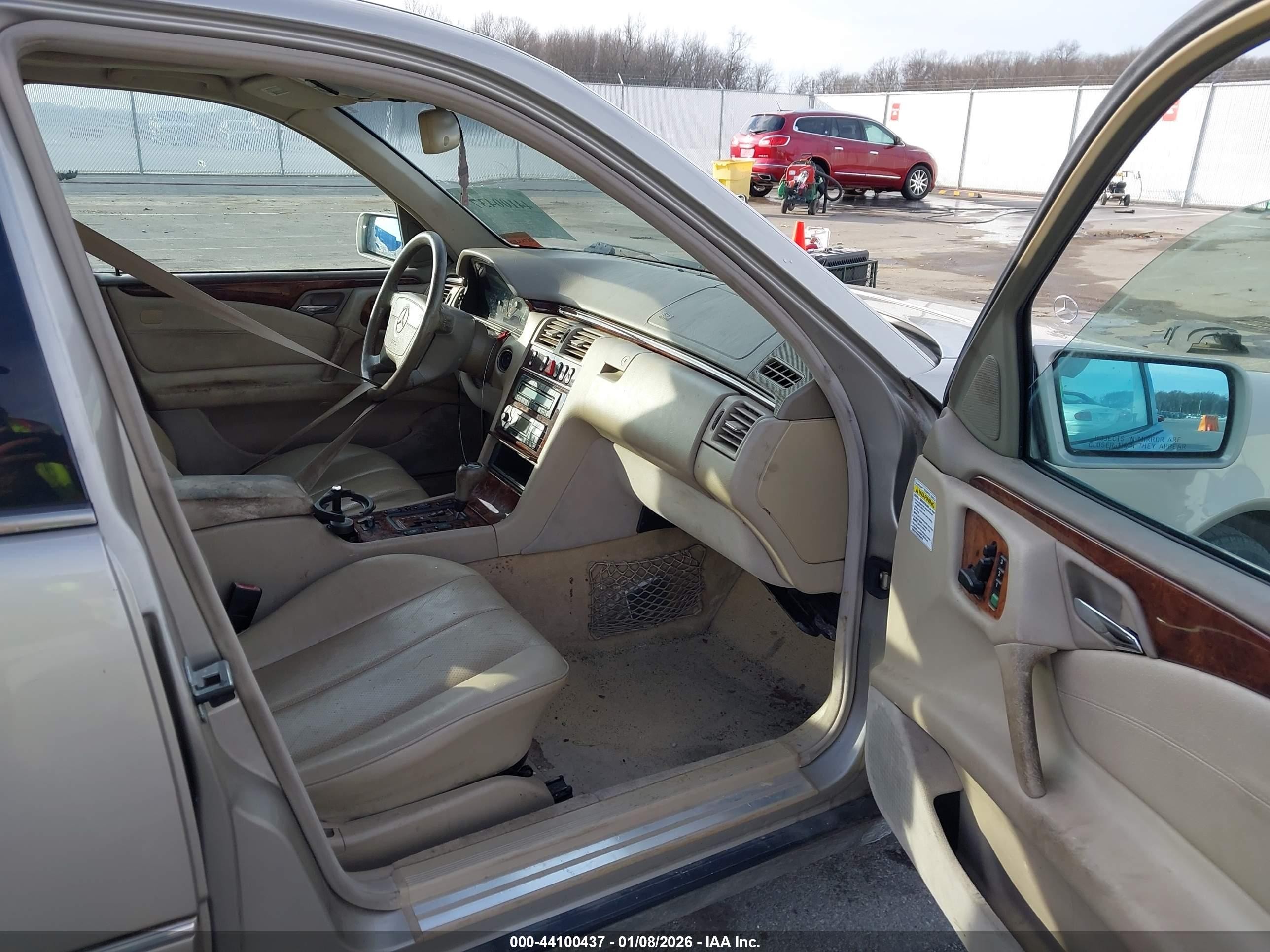 1999 Mercedes-benz E 300 Diesel   Gold vin: WDBJF25HXXA834499