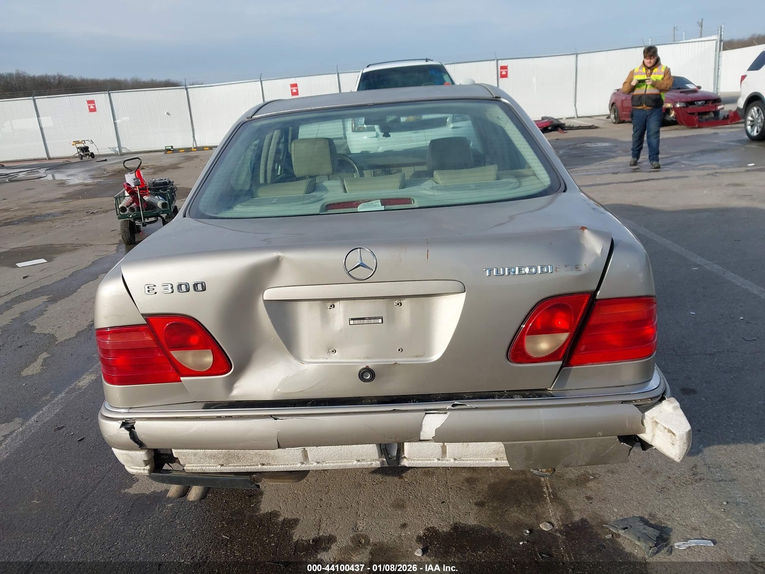 1999 Mercedes-benz E 300 Diesel   Gold vin: WDBJF25HXXA834499