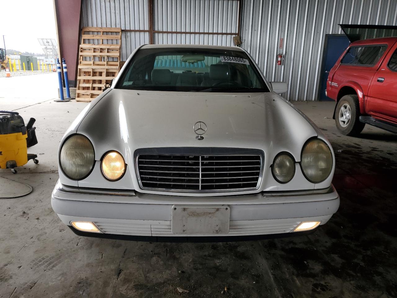 1997 Mercedes-benz E 320 White vin: WDBJF55F0VA401089