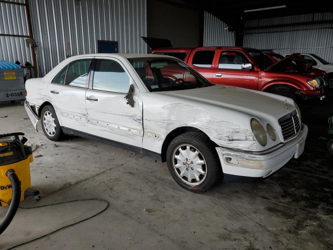 1997 Mercedes-benz E 320 White vin: WDBJF55F0VA401089