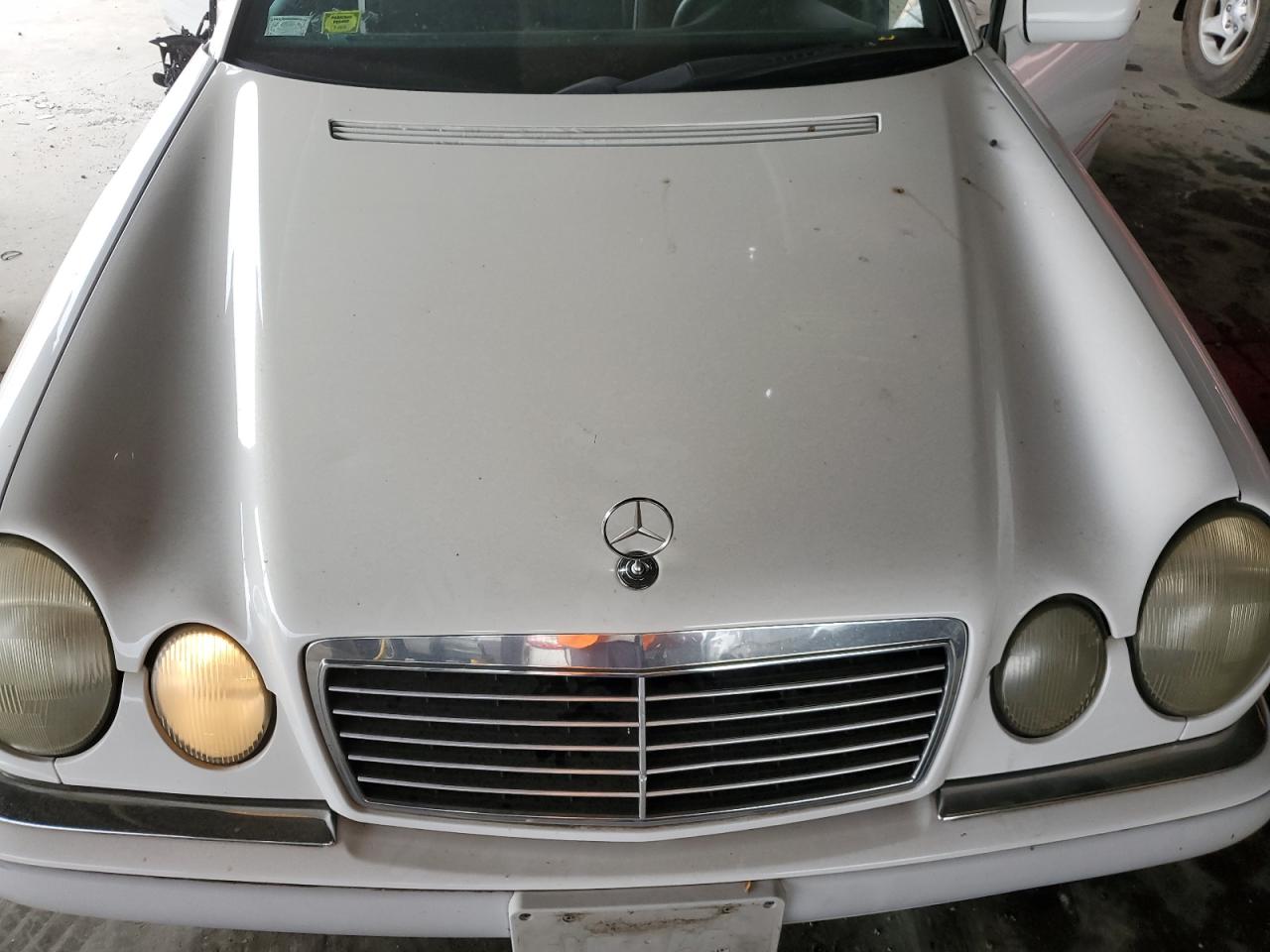 1997 Mercedes-benz E 320 White vin: WDBJF55F0VA401089